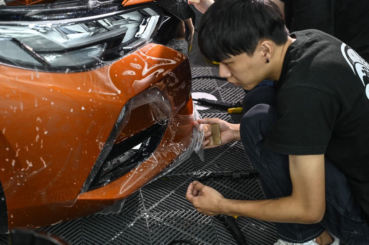 Nissan Sentra 拋光與漆面修復、漆面鍍膜完工與細節實拍 第 2 張（共 7 張）——捷匠淡水旗艦店施工實錄