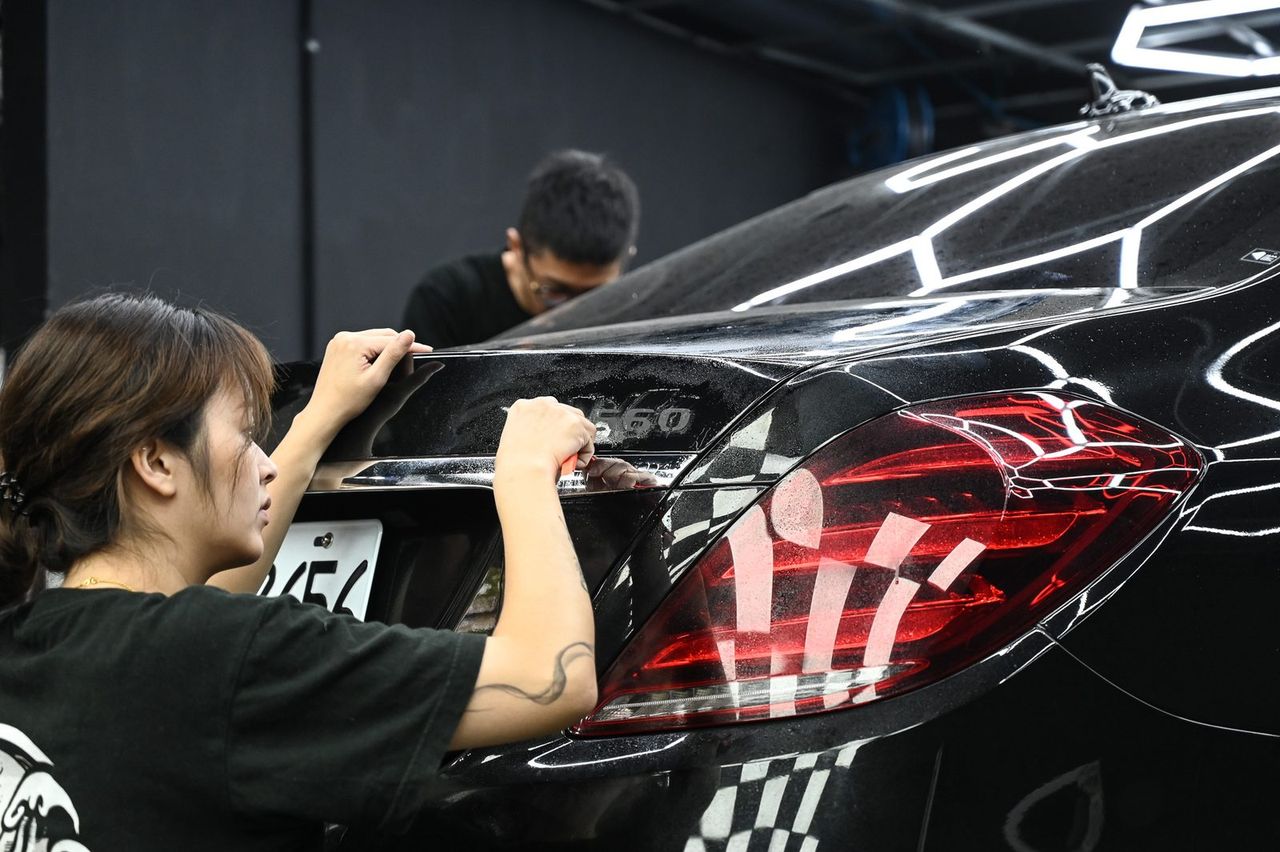 Mercedes-Maybach S560 改色犀牛皮完工與細節實拍 第 2 張(共 7 張)——捷匠淡水旗艦店施工實錄