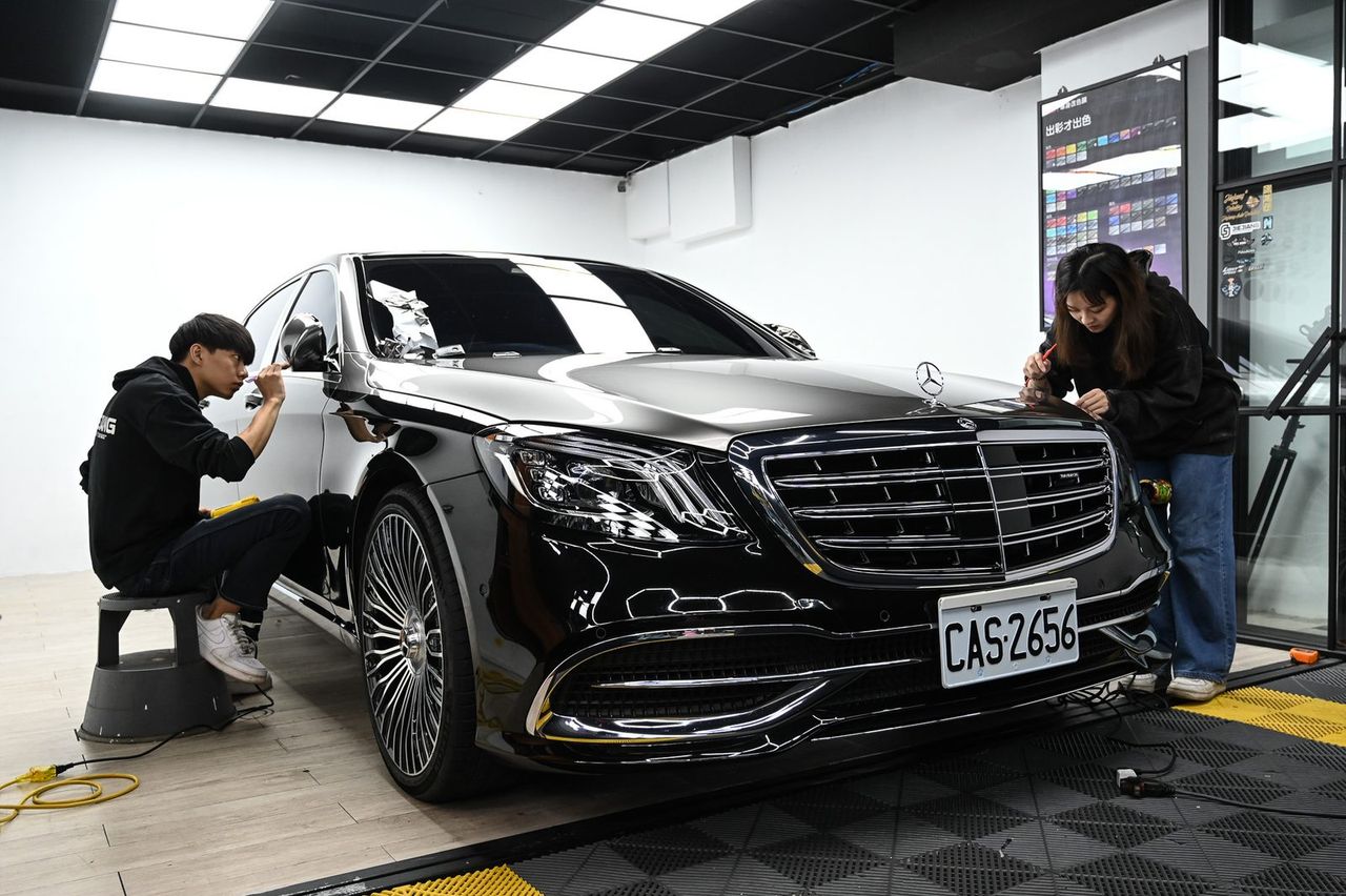 Mercedes-Maybach S560 改色犀牛皮完工與細節實拍 第 3 張(共 7 張)——捷匠淡水旗艦店施工實錄