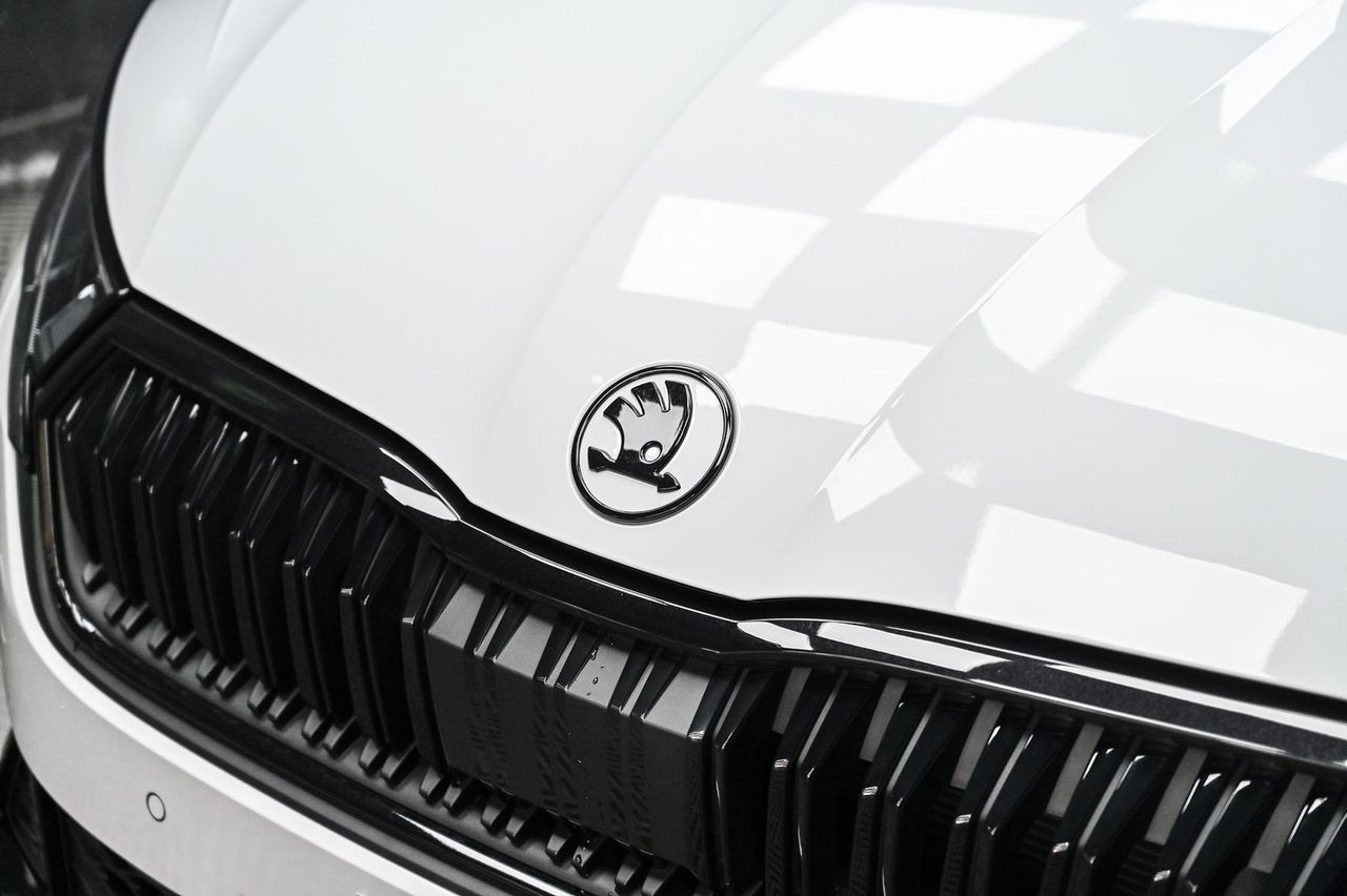 Skoda Octavia RS 漆面鍍膜完工與細節實拍 第 1 張（共 7 張）——捷匠北投店施工實錄