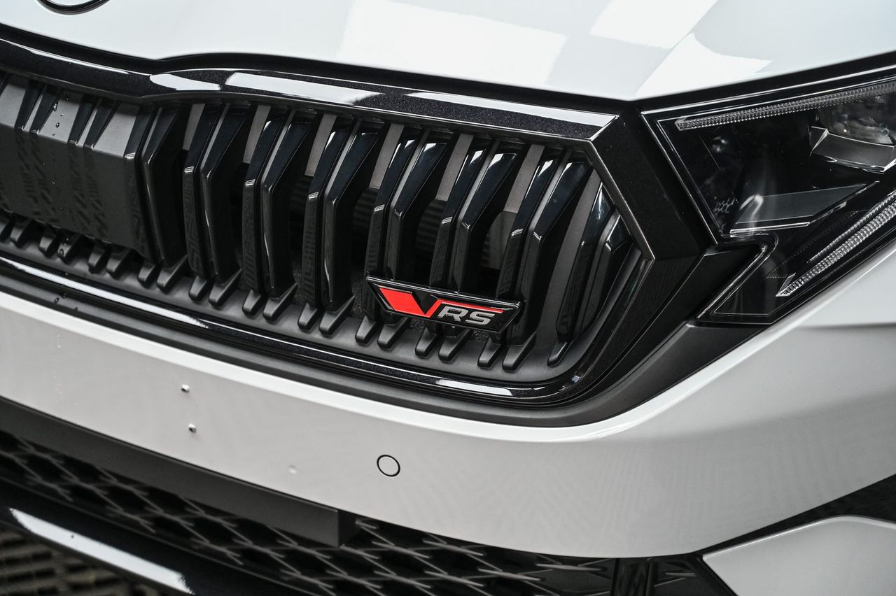 Skoda Octavia RS 漆面鍍膜完工與細節實拍 第 4 張（共 7 張）——捷匠北投店施工實錄