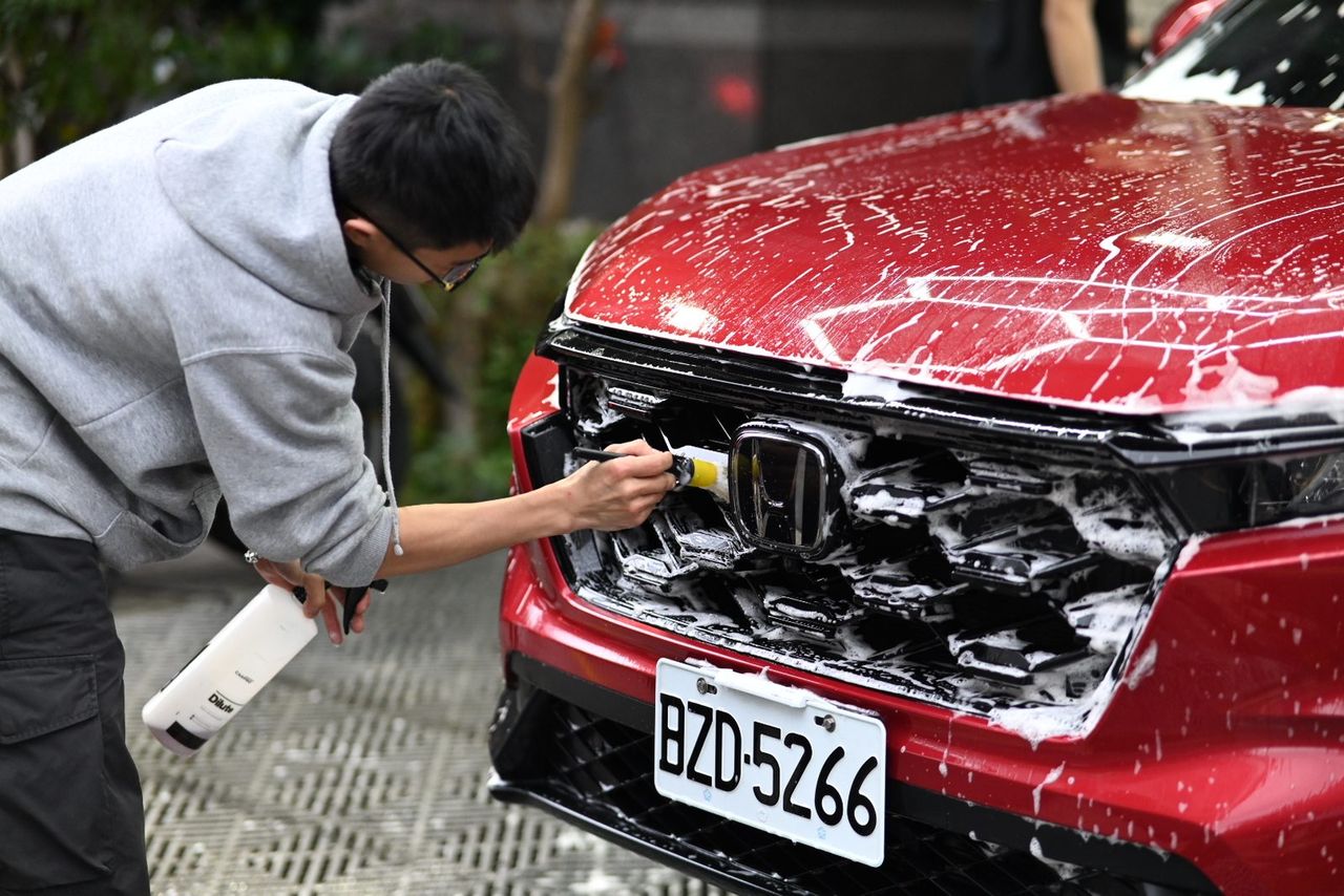 Honda CR-V 漆面鍍膜完工與細節實拍 第 2 張（共 7 張）——捷匠北投店施工實錄