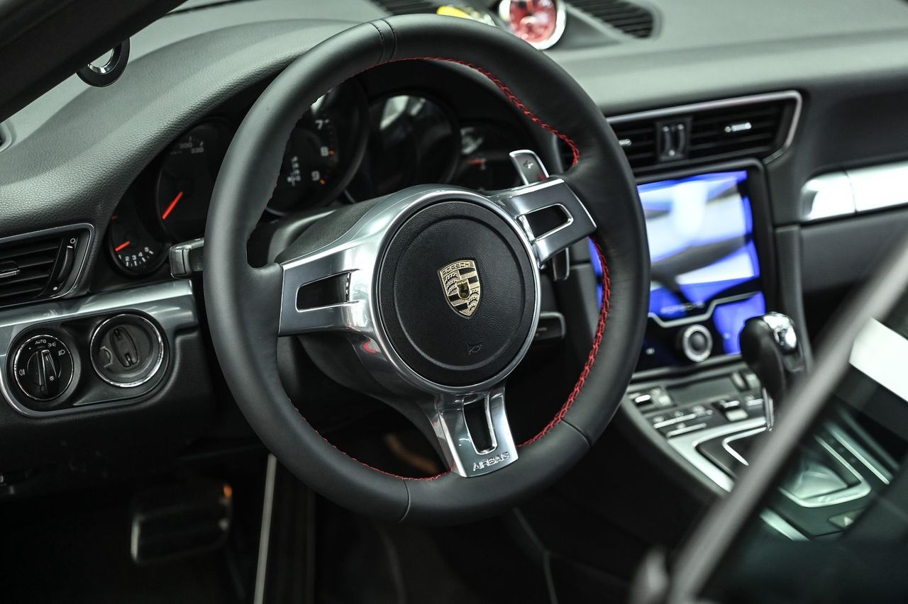 Porsche 911 洗車打蠟完工與細節實拍 第 1 張（共 7 張）——捷匠淡水旗艦店施工實錄