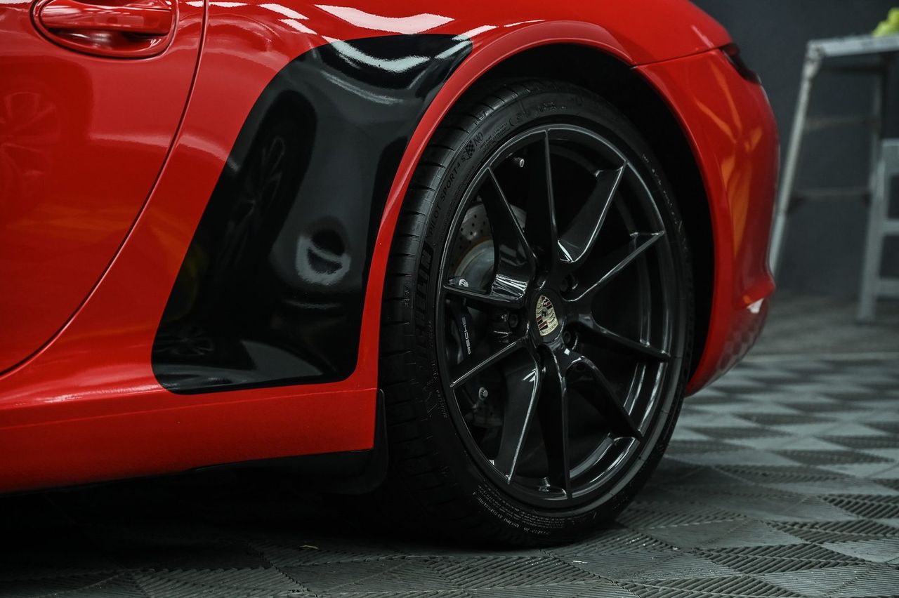 Porsche 911 洗車打蠟完工與細節實拍 第 3 張（共 7 張）——捷匠淡水旗艦店施工實錄