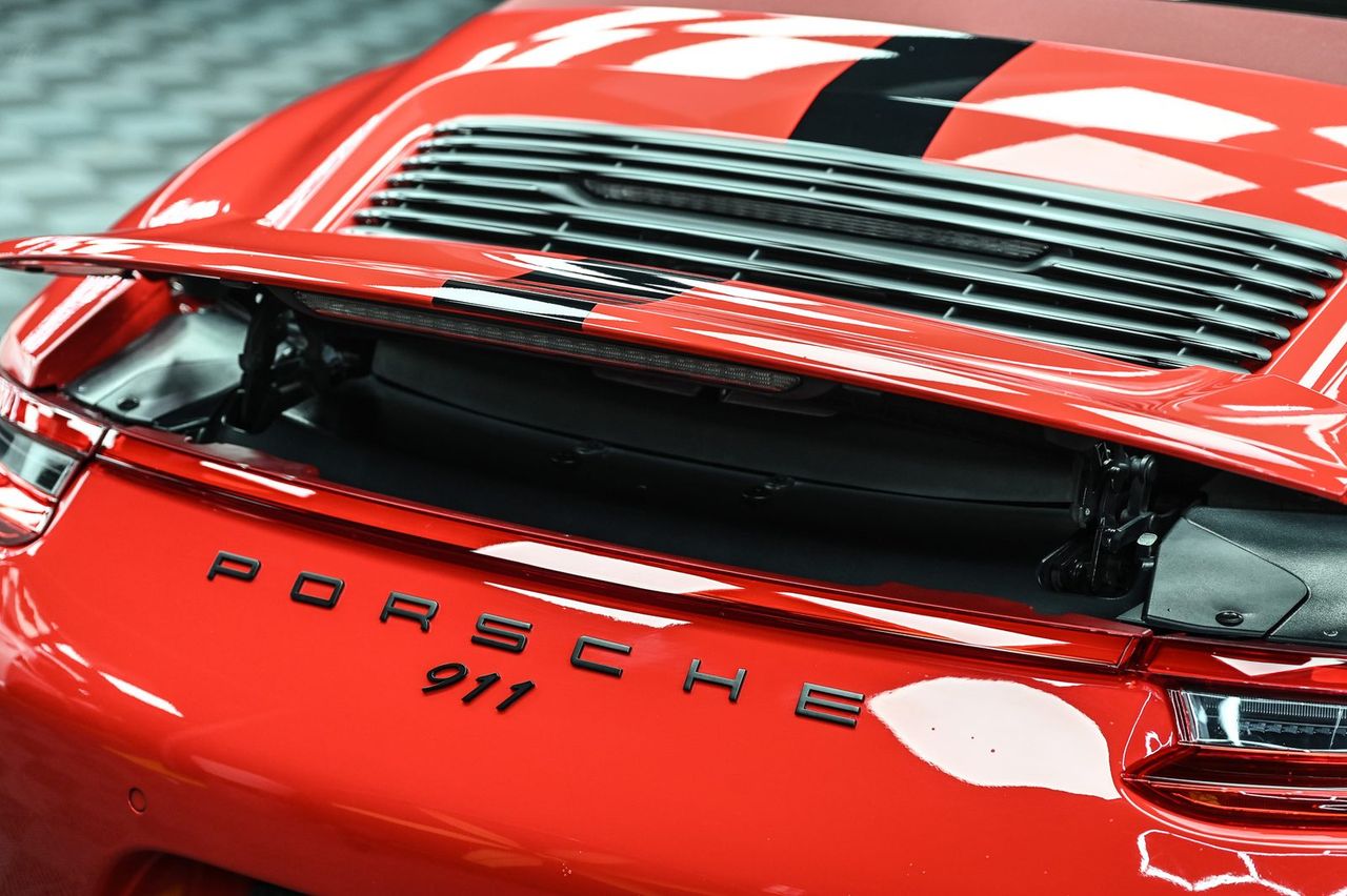 Porsche 911 洗車打蠟完工與細節實拍 第 4 張（共 7 張）——捷匠淡水旗艦店施工實錄