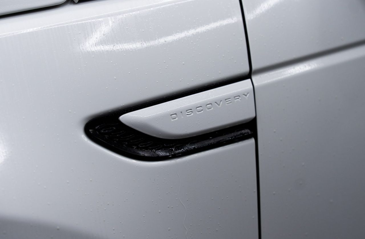 Land Rover Discovery 洗車打蠟、拋光與漆面修復完工與細節實拍 第 1 張(共 7 張)——捷匠淡水旗艦店施工實錄