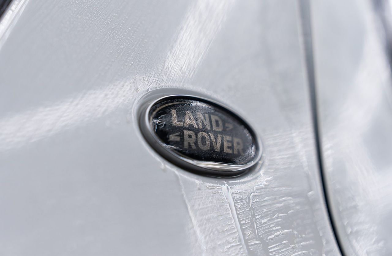 Land Rover Discovery 洗車打蠟、拋光與漆面修復完工與細節實拍 第 5 張(共 7 張)——捷匠淡水旗艦店施工實錄
