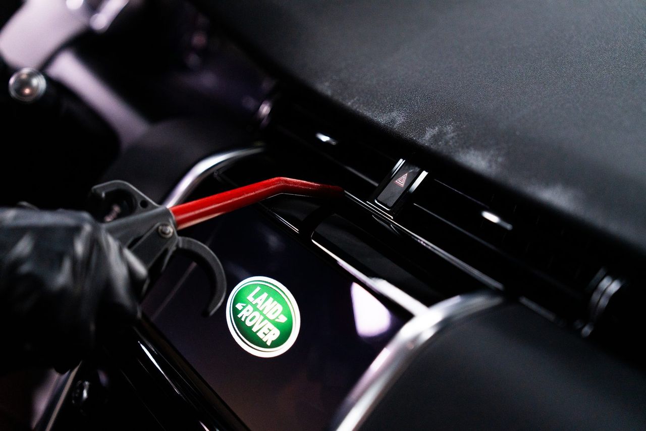 Land Rover Discovery 洗車打蠟、拋光與漆面修復完工與細節實拍 第 6 張(共 7 張)——捷匠淡水旗艦店施工實錄