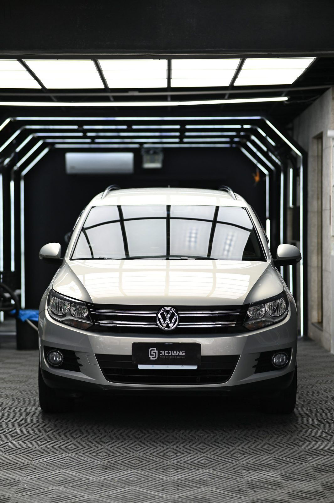 VW Tiguan 漆面鍍膜完工與細節實拍 第 2 張（共 7 張）——捷匠北投店施工實錄
