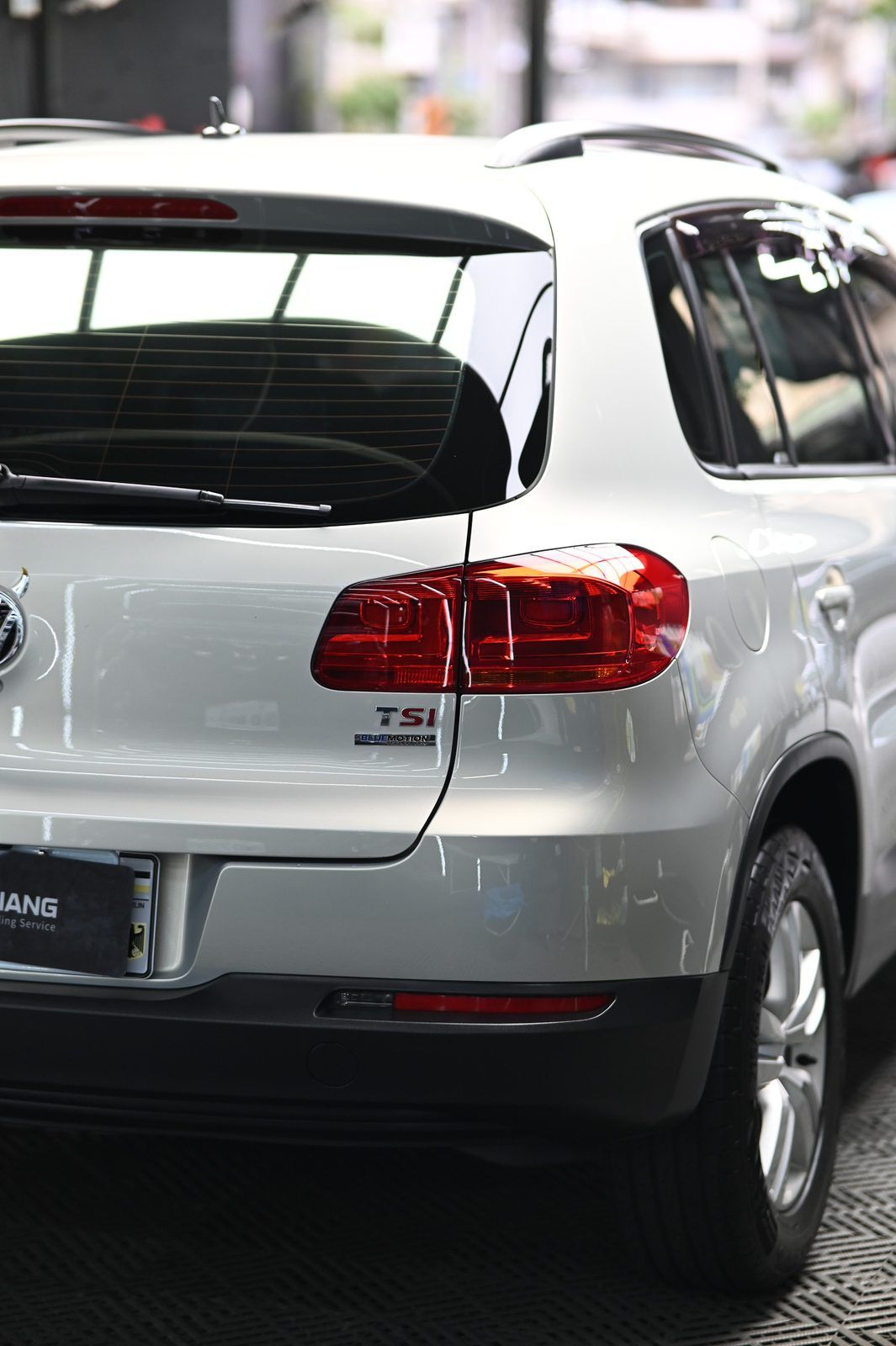 VW Tiguan 漆面鍍膜完工與細節實拍 第 4 張（共 7 張）——捷匠北投店施工實錄