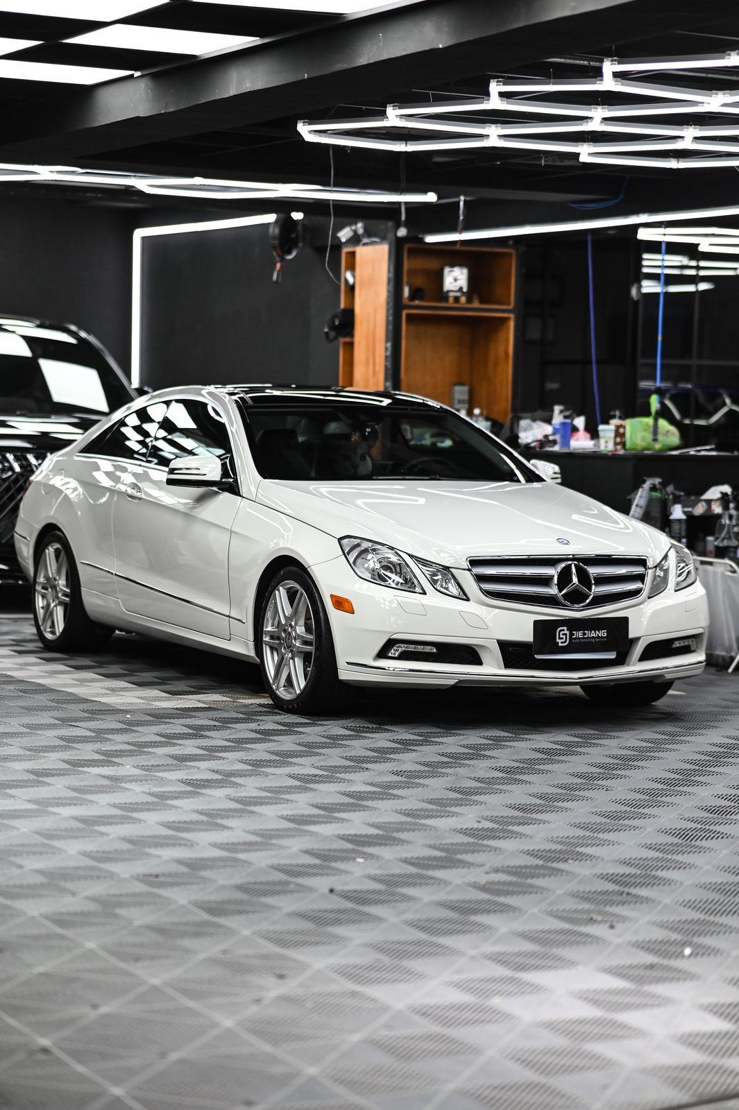 Mercedes-Benz E350 拋光與鍍膜完工與細節實拍 第 1 張（共 7 張）——捷匠淡水旗艦店施工實錄