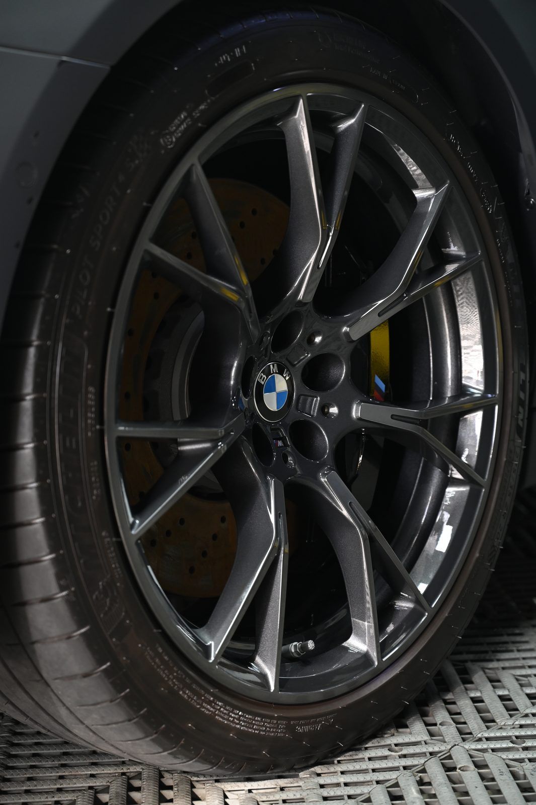 BMW M5 漆面鍍膜完工與細節實拍 第 4 張（共 7 張）——捷匠北投店施工實錄
