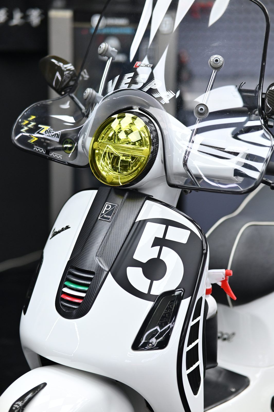 Vespa 機車美容完工與細節實拍 第 3 張（共 7 張）——捷匠淡水旗艦店施工實錄