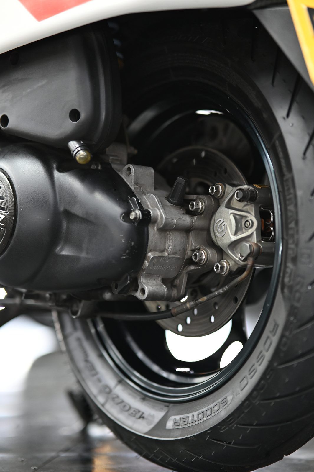 Vespa 機車美容完工與細節實拍 第 4 張（共 7 張）——捷匠淡水旗艦店施工實錄