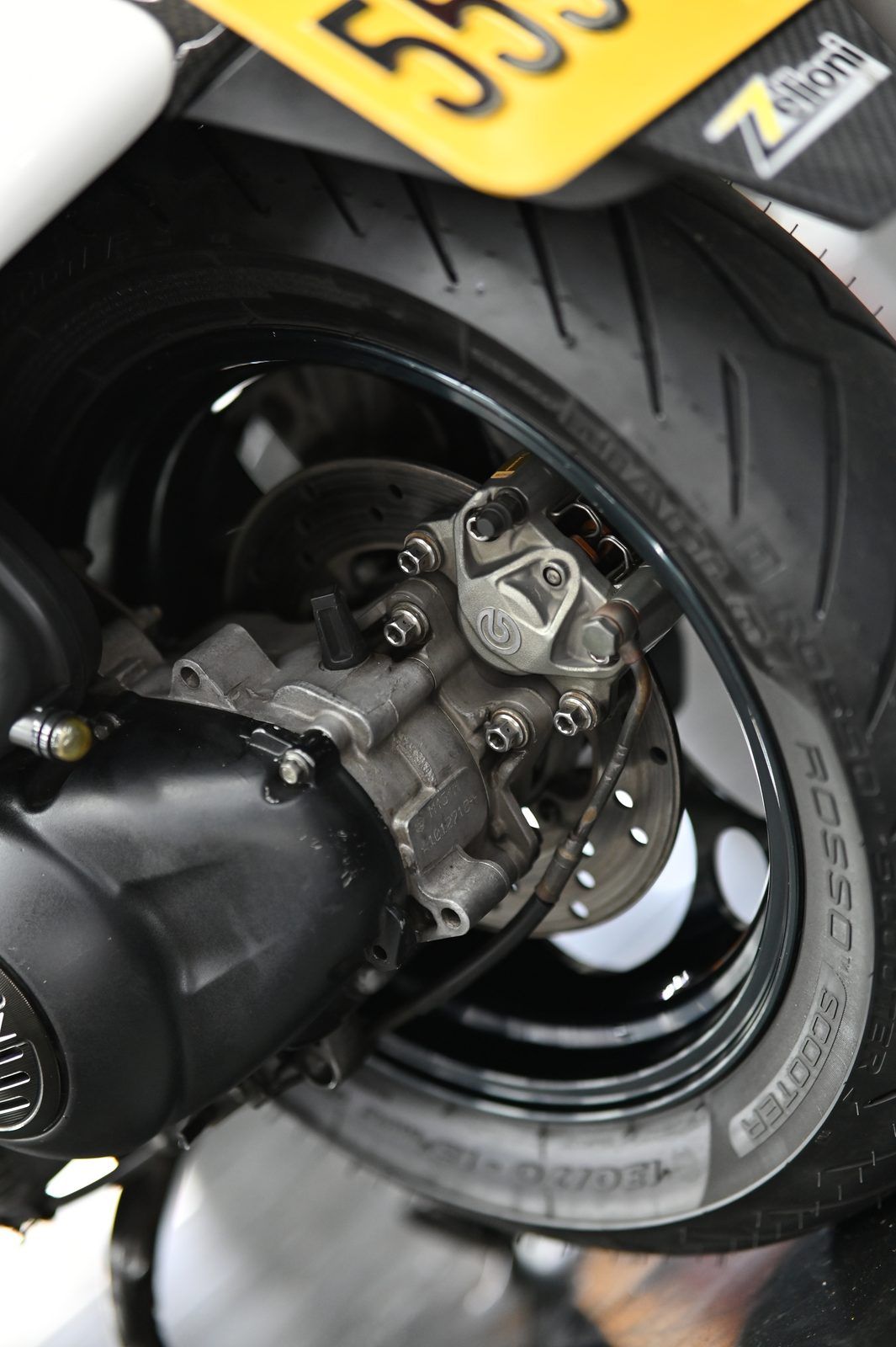 Vespa 機車美容完工與細節實拍 第 5 張（共 7 張）——捷匠淡水旗艦店施工實錄