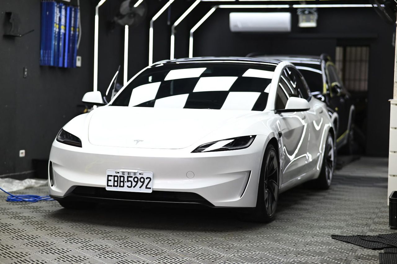 Tesla Model 3 漆面鍍膜完工與細節實拍 第 1 張（共 7 張）——捷匠北投店施工實錄