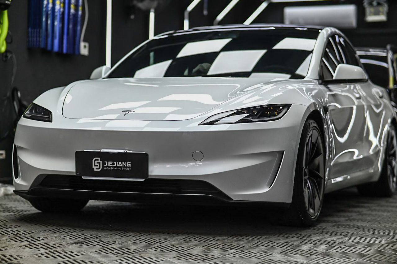 Tesla Model 3 漆面鍍膜完工與細節實拍 第 2 張（共 7 張）——捷匠北投店施工實錄