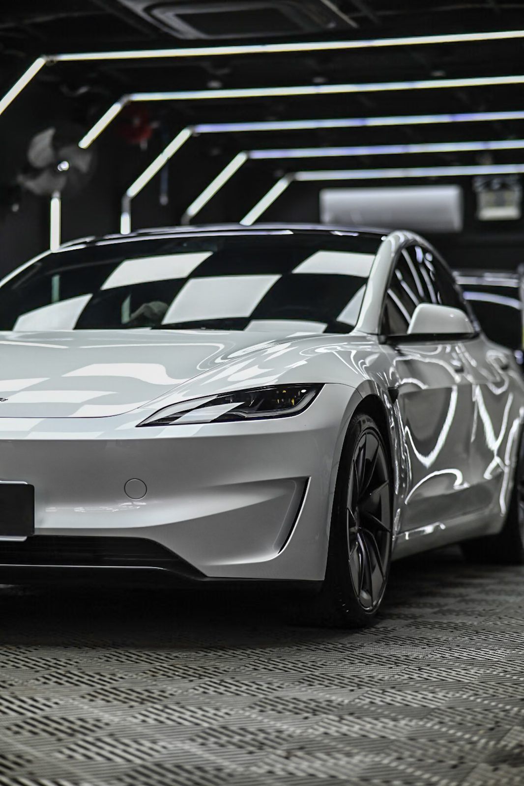 Tesla Model 3 漆面鍍膜完工與細節實拍 第 3 張（共 7 張）——捷匠北投店施工實錄
