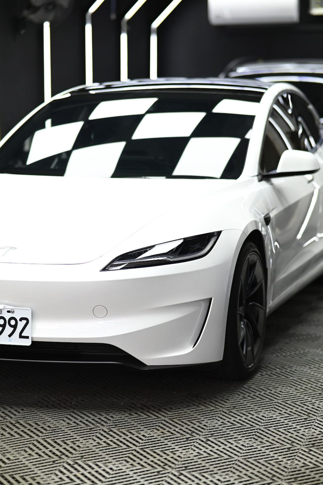 Tesla Model 3 漆面鍍膜完工與細節實拍 第 4 張（共 7 張）——捷匠北投店施工實錄