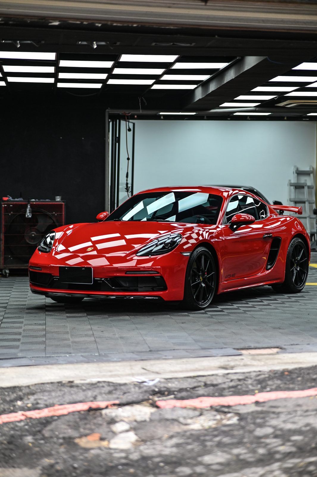 Porsche 718 Cayman GTS 拋光與鍍膜完工與細節實拍 第 2 張（共 7 張）——捷匠淡水旗艦店施工實錄