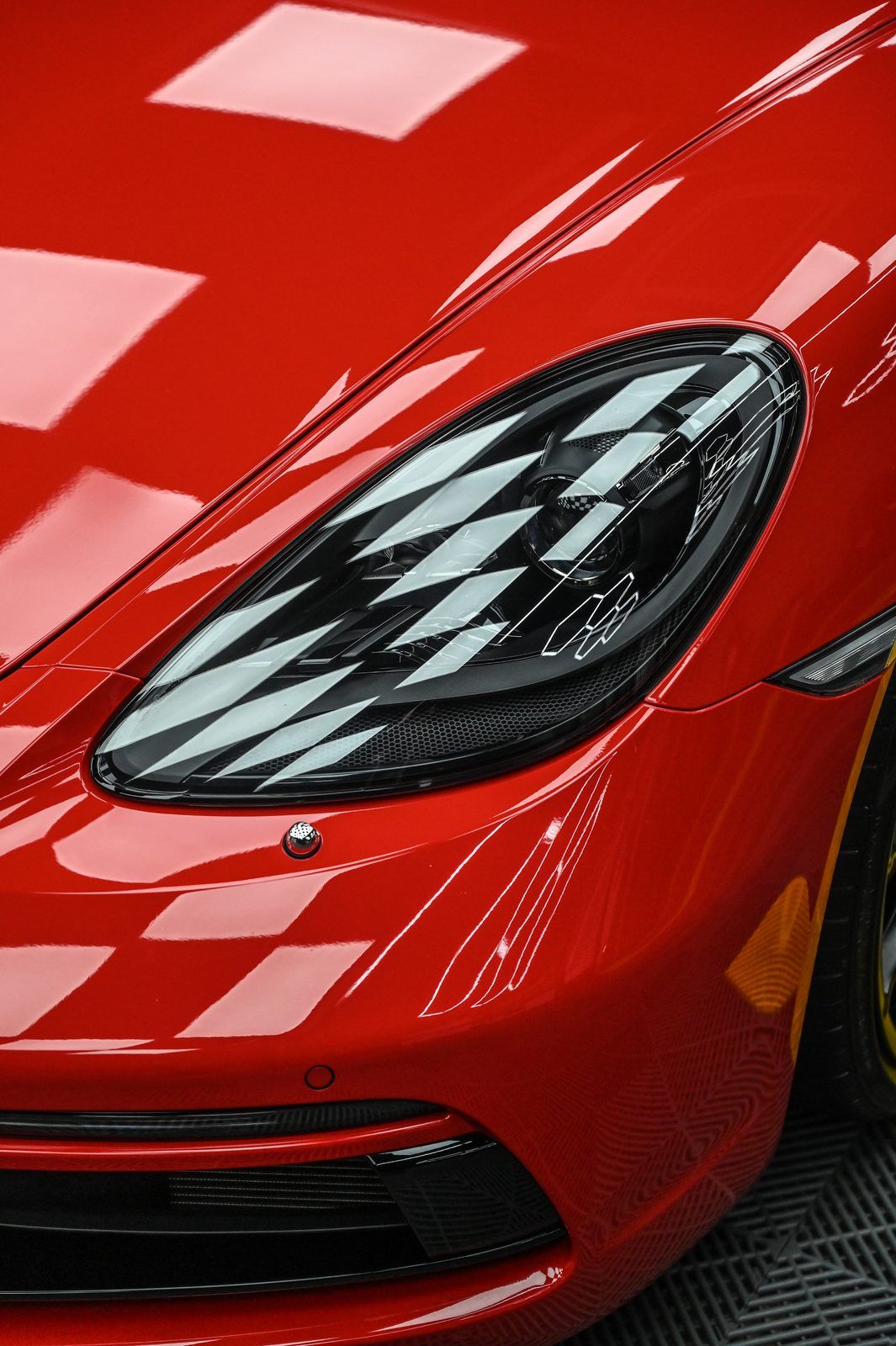 Porsche 718 Cayman GTS 拋光與鍍膜完工與細節實拍 第 3 張（共 7 張）——捷匠淡水旗艦店施工實錄