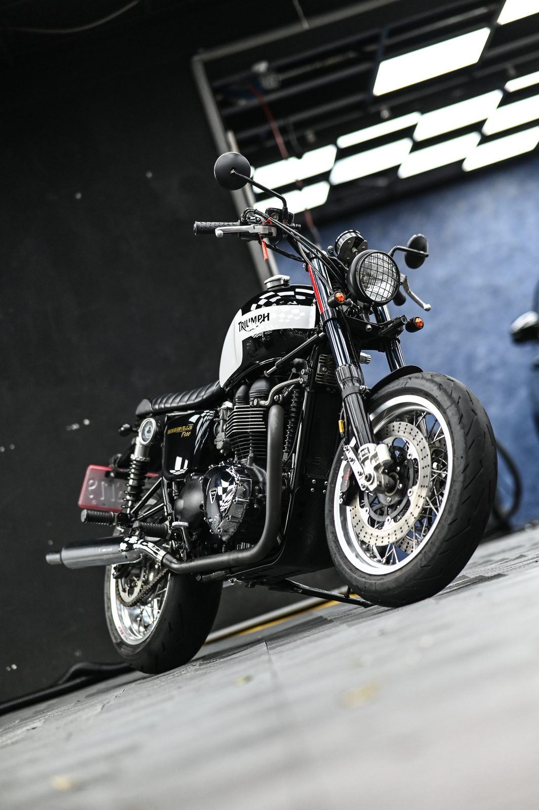 Triumph 機車美容完工與細節實拍 第 1 張（共 7 張）——捷匠淡水旗艦店施工實錄
