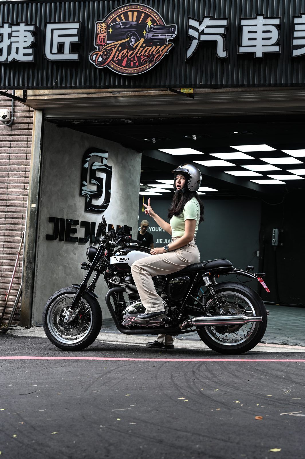 Triumph 機車美容完工與細節實拍 第 4 張（共 7 張）——捷匠淡水旗艦店施工實錄