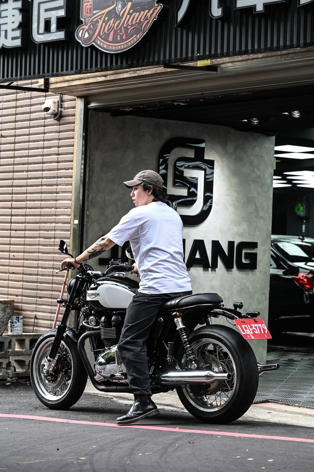 Triumph 機車美容完工與細節實拍 第 5 張（共 7 張）——捷匠淡水旗艦店施工實錄