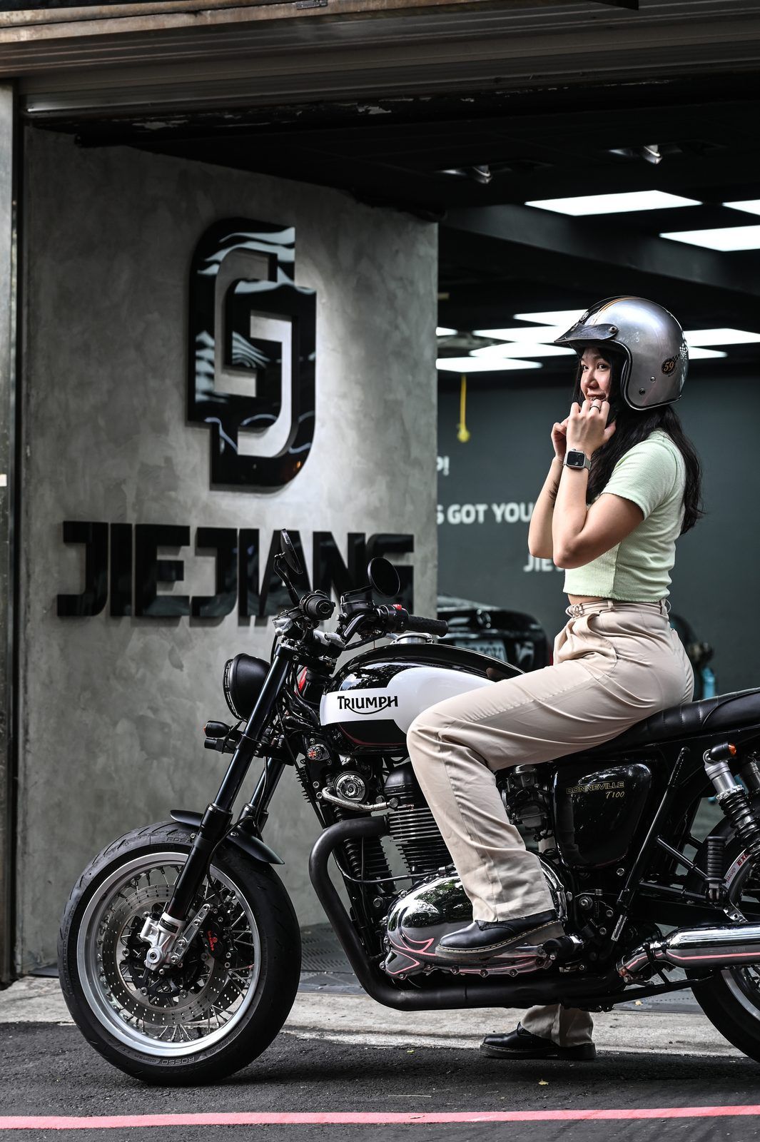 Triumph 機車美容完工與細節實拍 第 6 張（共 7 張）——捷匠淡水旗艦店施工實錄