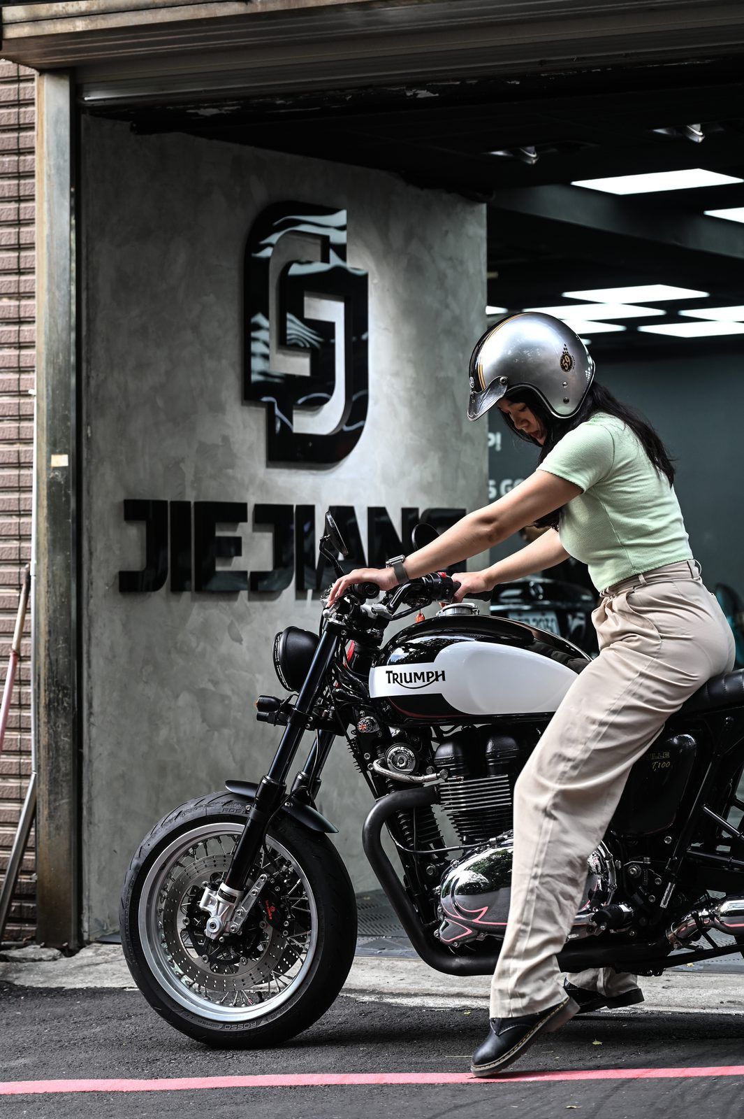 Triumph 機車美容完工與細節實拍 第 7 張（共 7 張）——捷匠淡水旗艦店施工實錄
