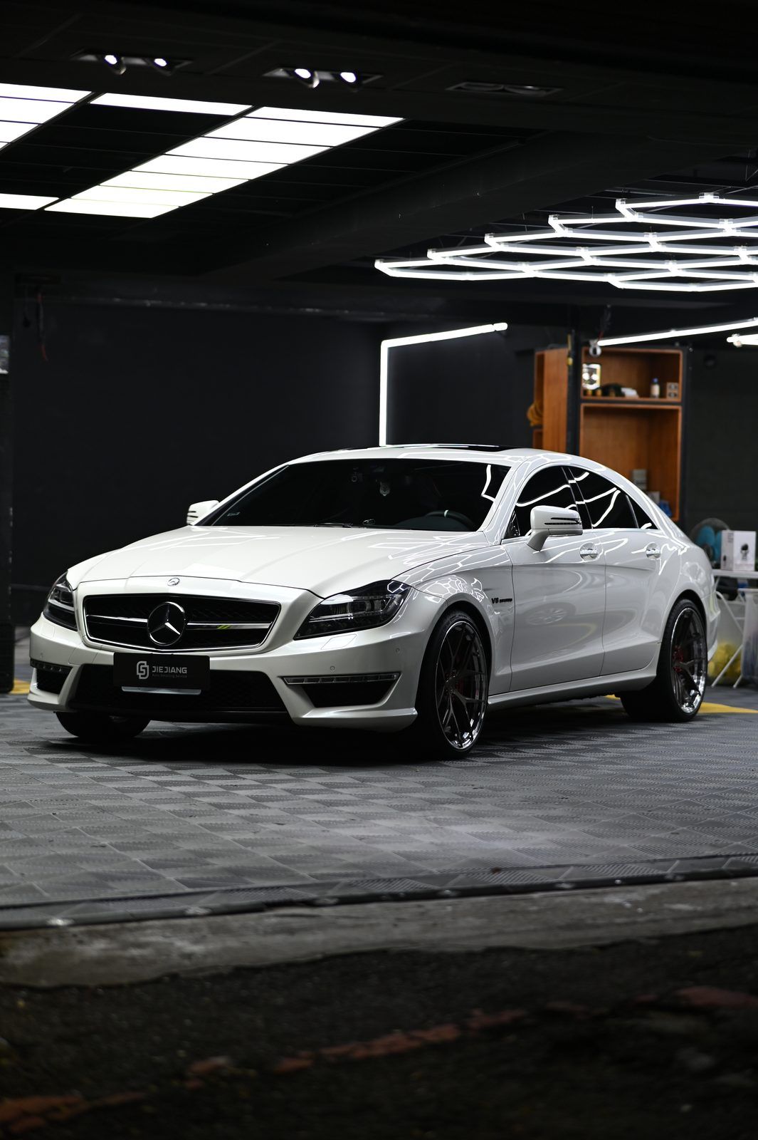 Mercedes-Benz CLS63 AMG 漆面鍍膜完工與細節實拍 第 1 張（共 7 張）——捷匠施工實錄