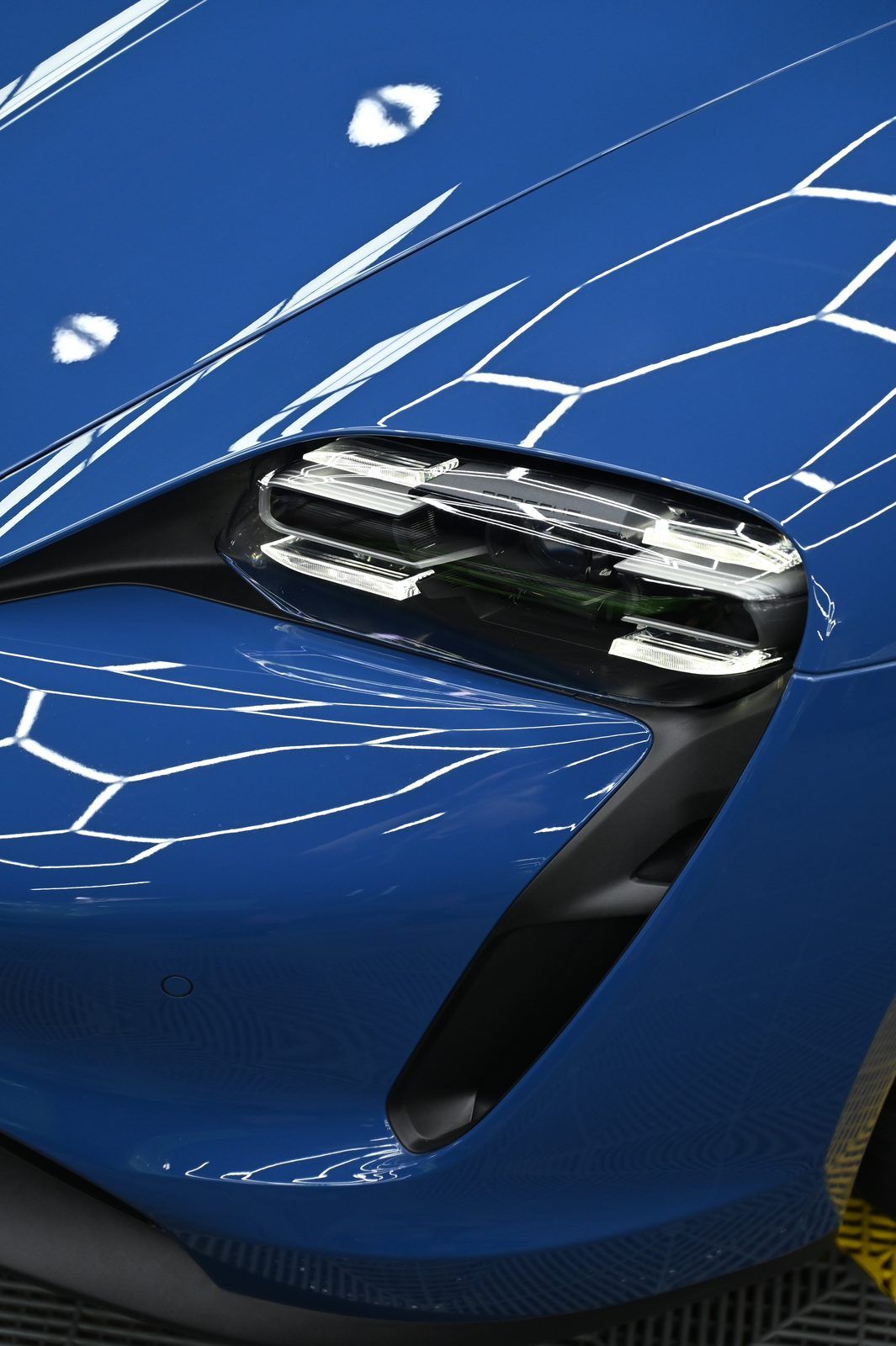 Porsche Taycan 漆面鍍膜完工與細節實拍 第 4 張（共 7 張）——捷匠施工實錄