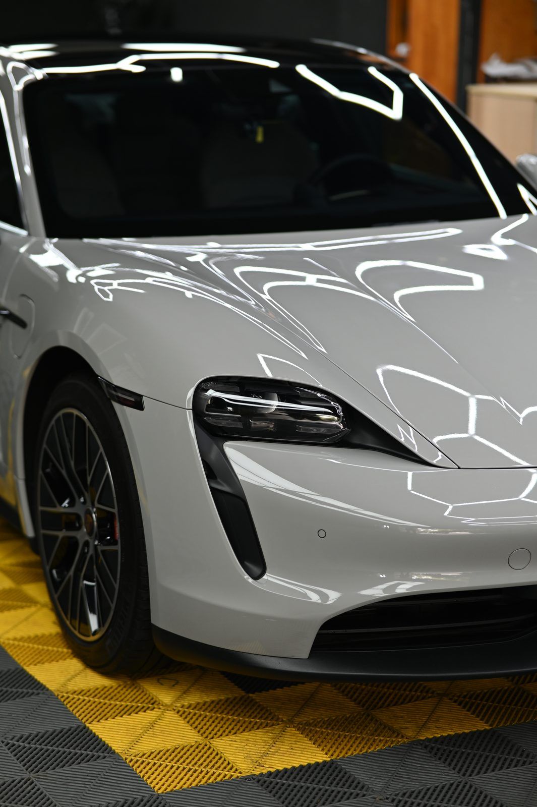 Porsche Taycan 漆面鍍膜完工與細節實拍 第 3 張（共 7 張）——捷匠施工實錄