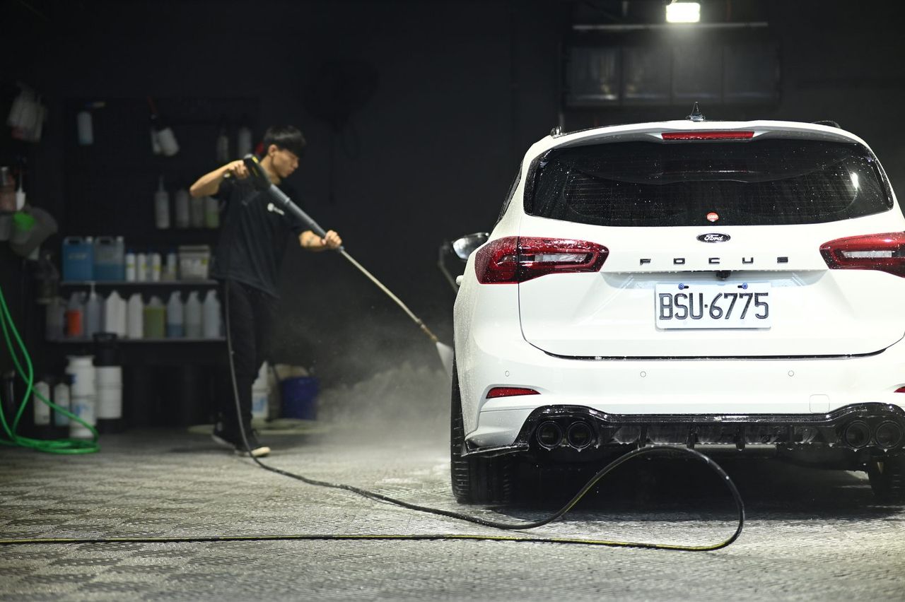 Ford Focus 洗車打蠟完工與細節實拍 第 1 張（共 6 張）——捷匠施工實錄