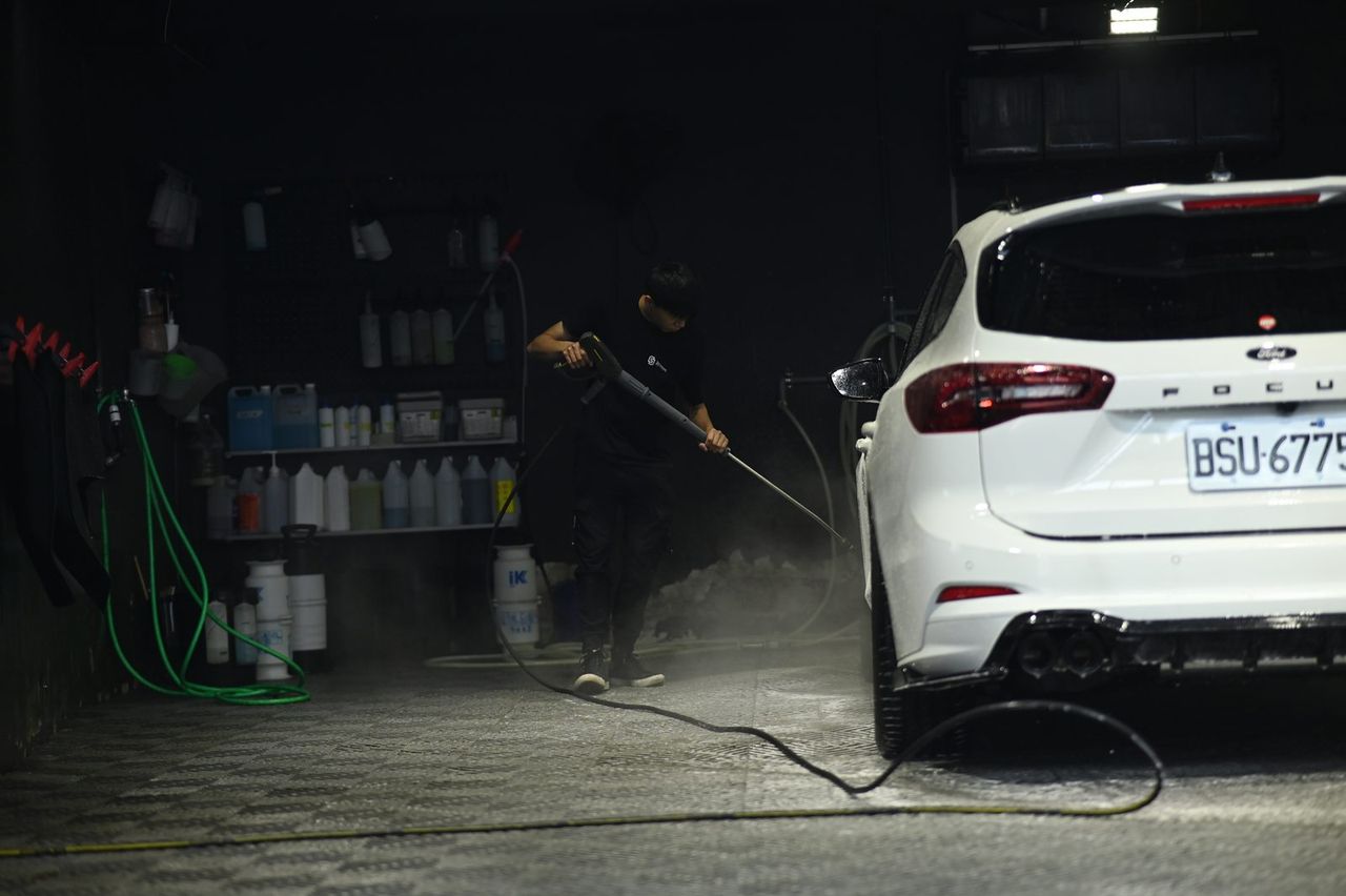 Ford Focus 洗車打蠟完工與細節實拍 第 2 張（共 6 張）——捷匠施工實錄