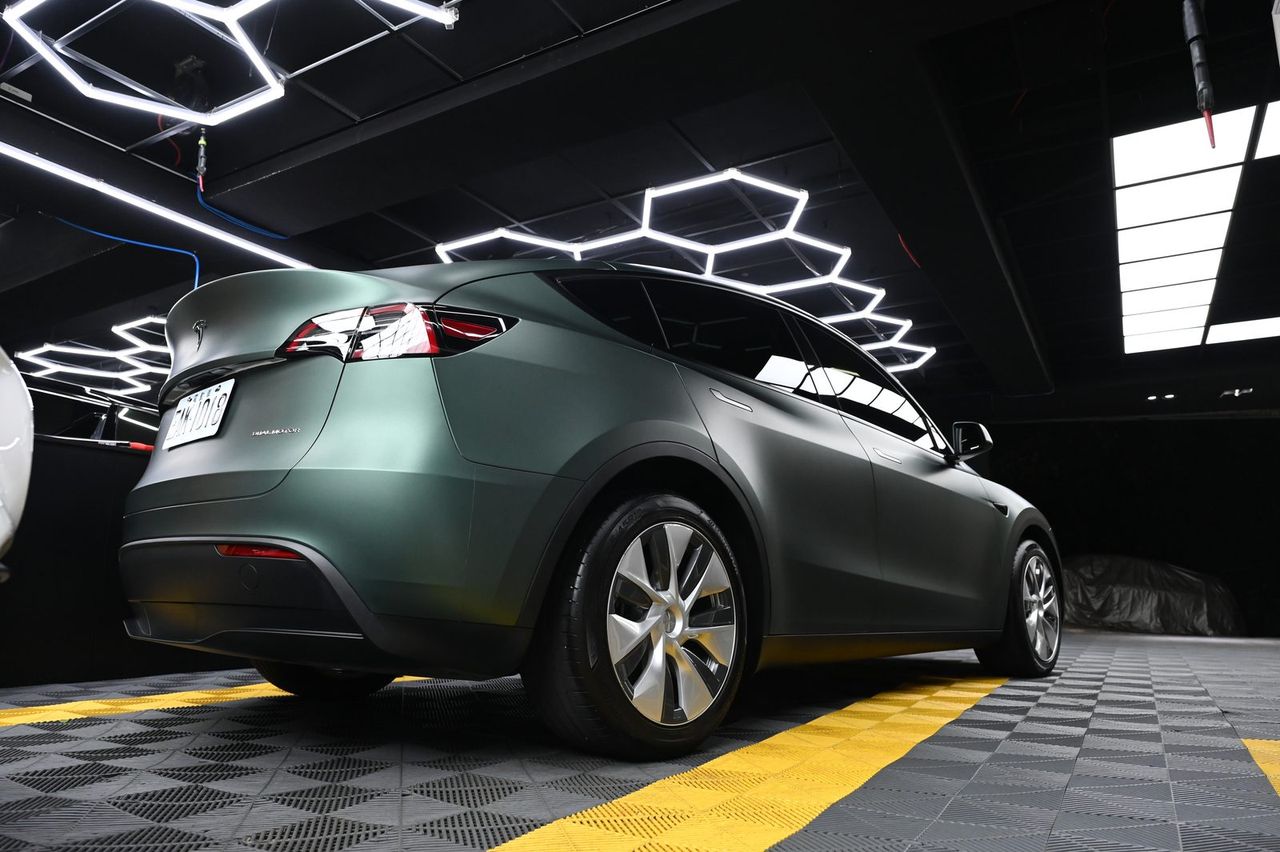 Tesla Model Y 全車改色膜完工與細節實拍 第 2 張（共 7 張）——捷匠淡水旗艦店施工實錄