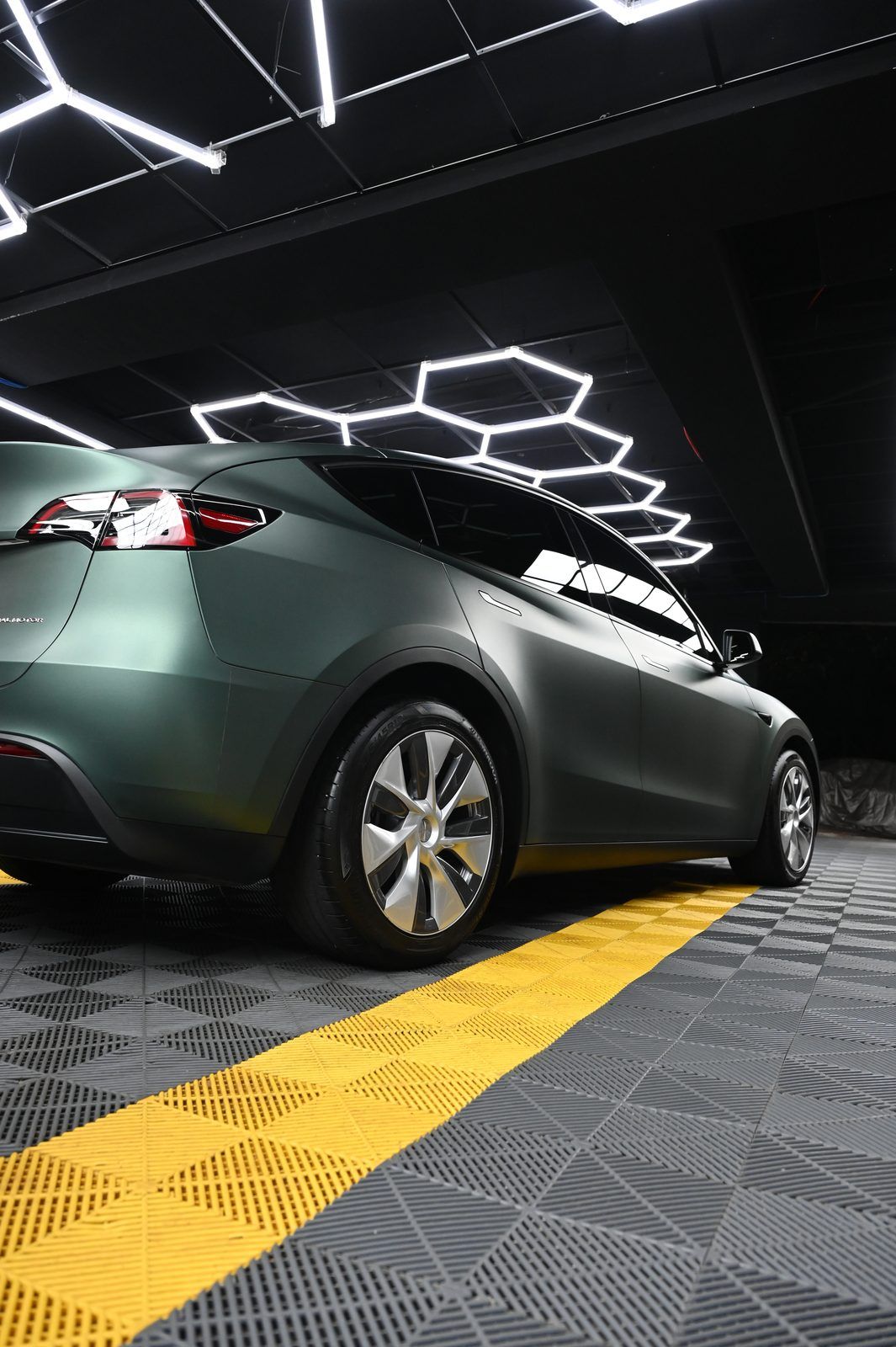 Tesla Model Y 全車改色膜完工與細節實拍 第 3 張（共 7 張）——捷匠淡水旗艦店施工實錄