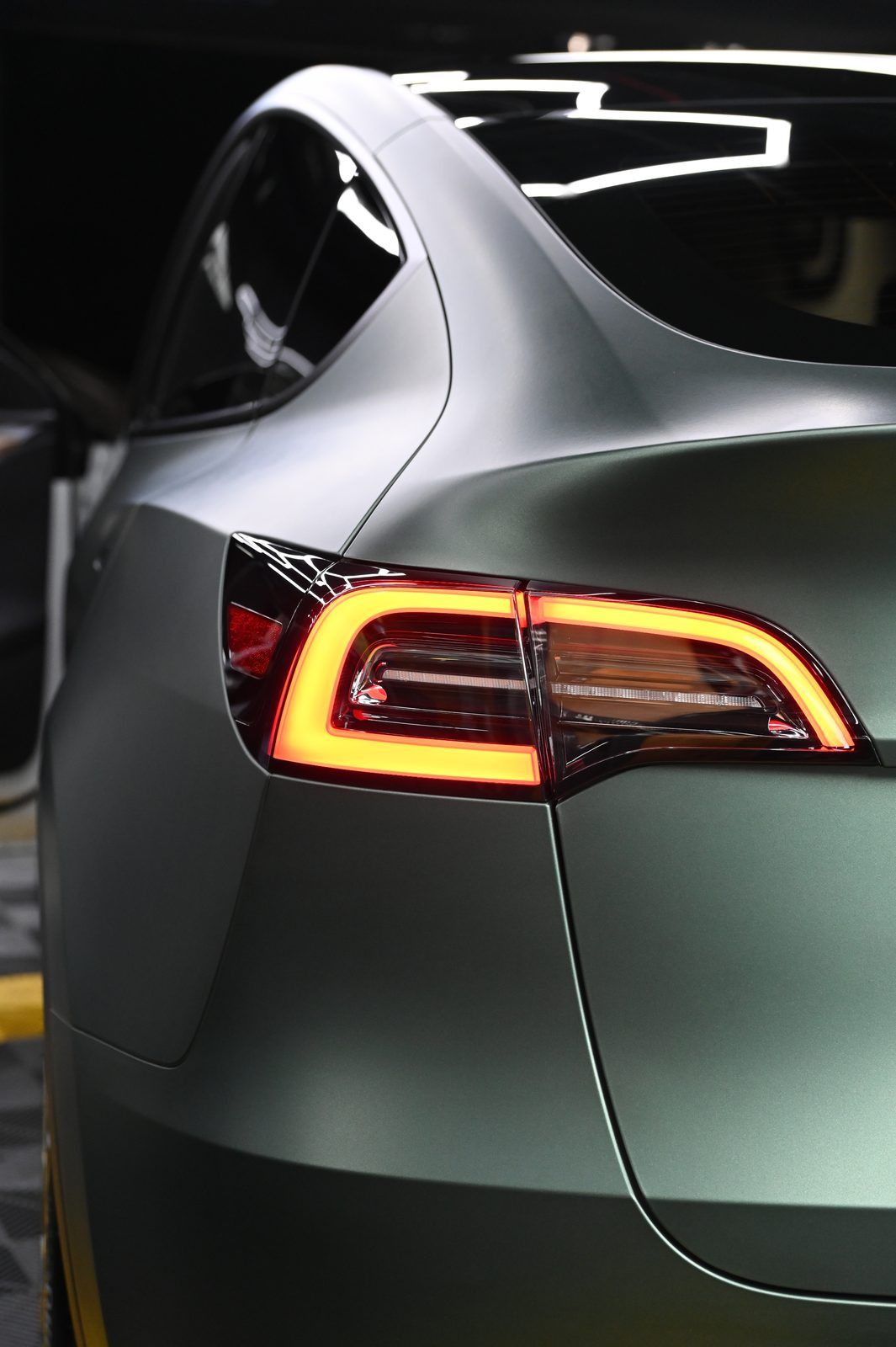 Tesla Model Y 全車改色膜完工與細節實拍 第 4 張（共 7 張）——捷匠淡水旗艦店施工實錄