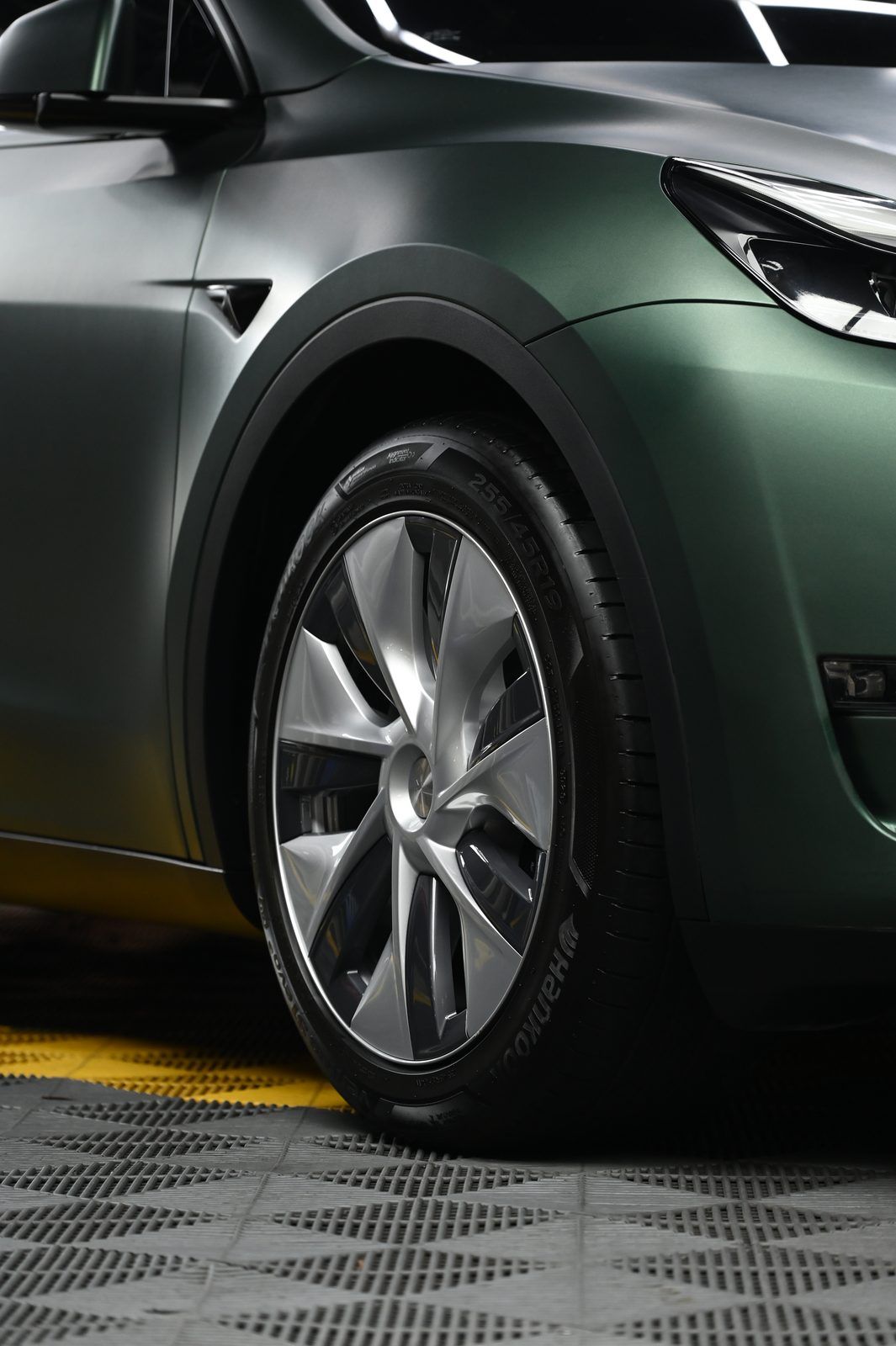 Tesla Model Y 全車改色膜完工與細節實拍 第 6 張（共 7 張）——捷匠淡水旗艦店施工實錄