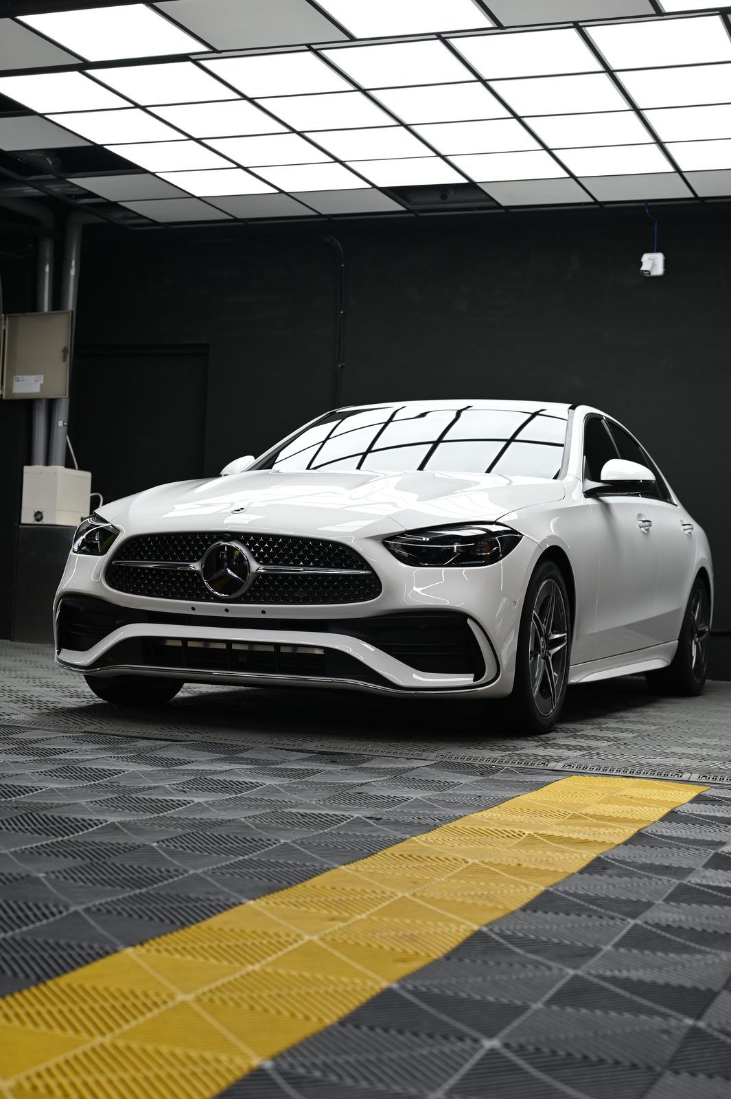 Mercedes-Benz C200 漆面鍍膜完工與細節實拍 第 2 張（共 7 張）——捷匠淡水旗艦店施工實錄