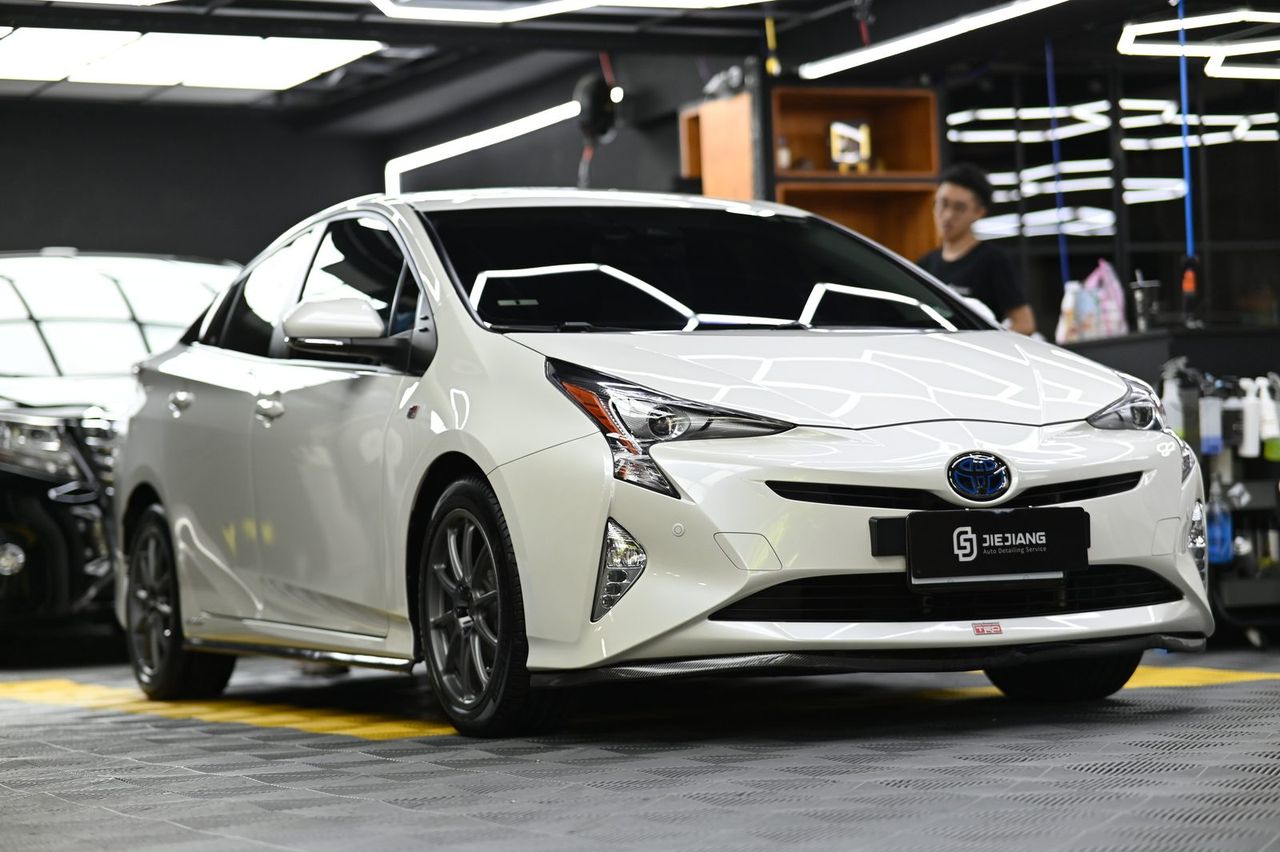 Toyota Prius 漆面鍍膜與內裝美容完工與細節實拍 第 1 張（共 7 張）——捷匠淡水旗艦店施工實錄