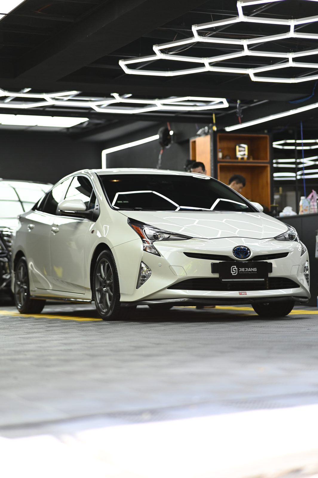 Toyota Prius 漆面鍍膜與內裝美容完工與細節實拍 第 2 張（共 7 張）——捷匠淡水旗艦店施工實錄
