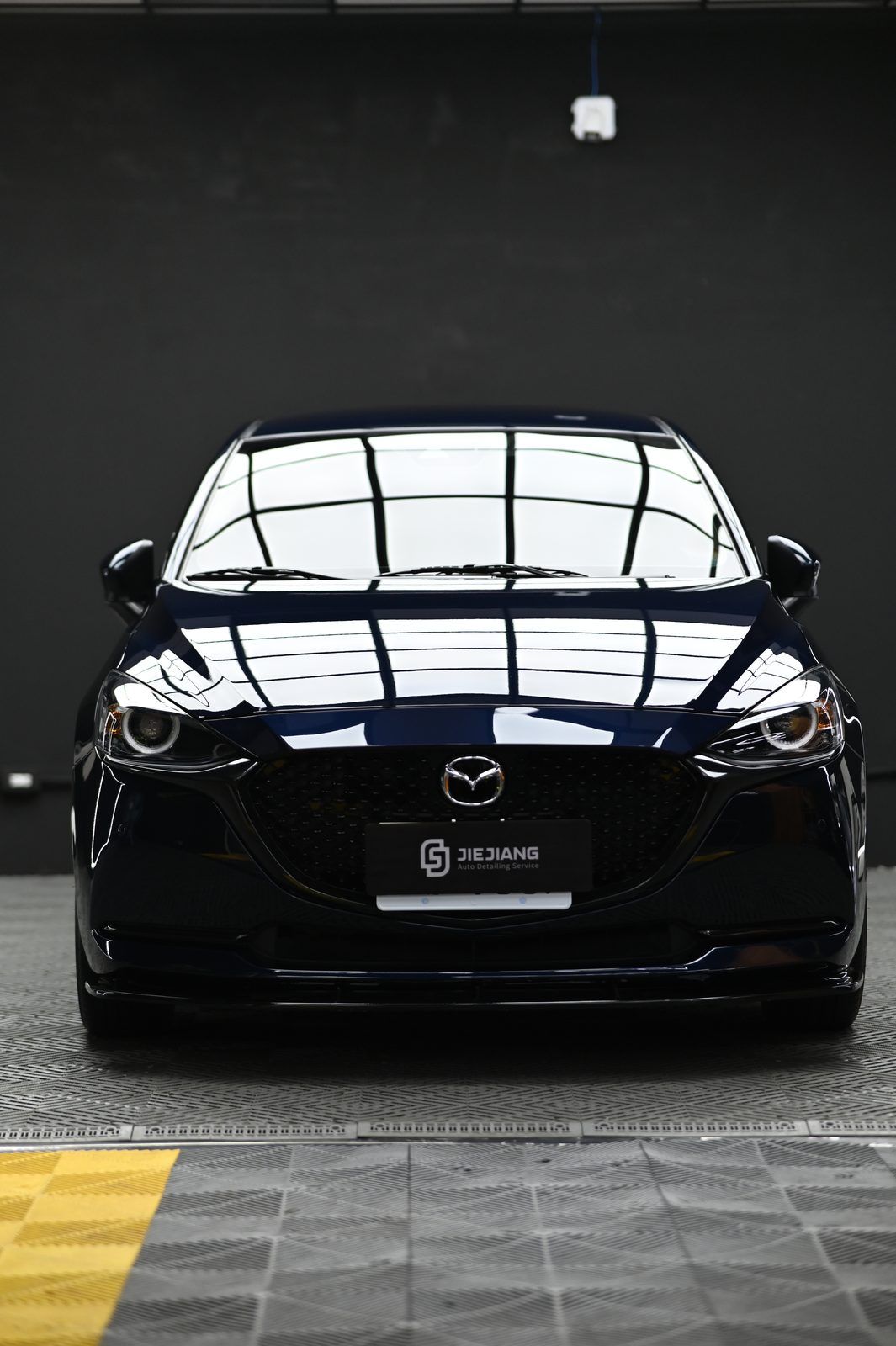 Mazda2 漆面鍍膜完工與細節實拍 第 7 張（共 7 張）——捷匠淡水旗艦店施工實錄