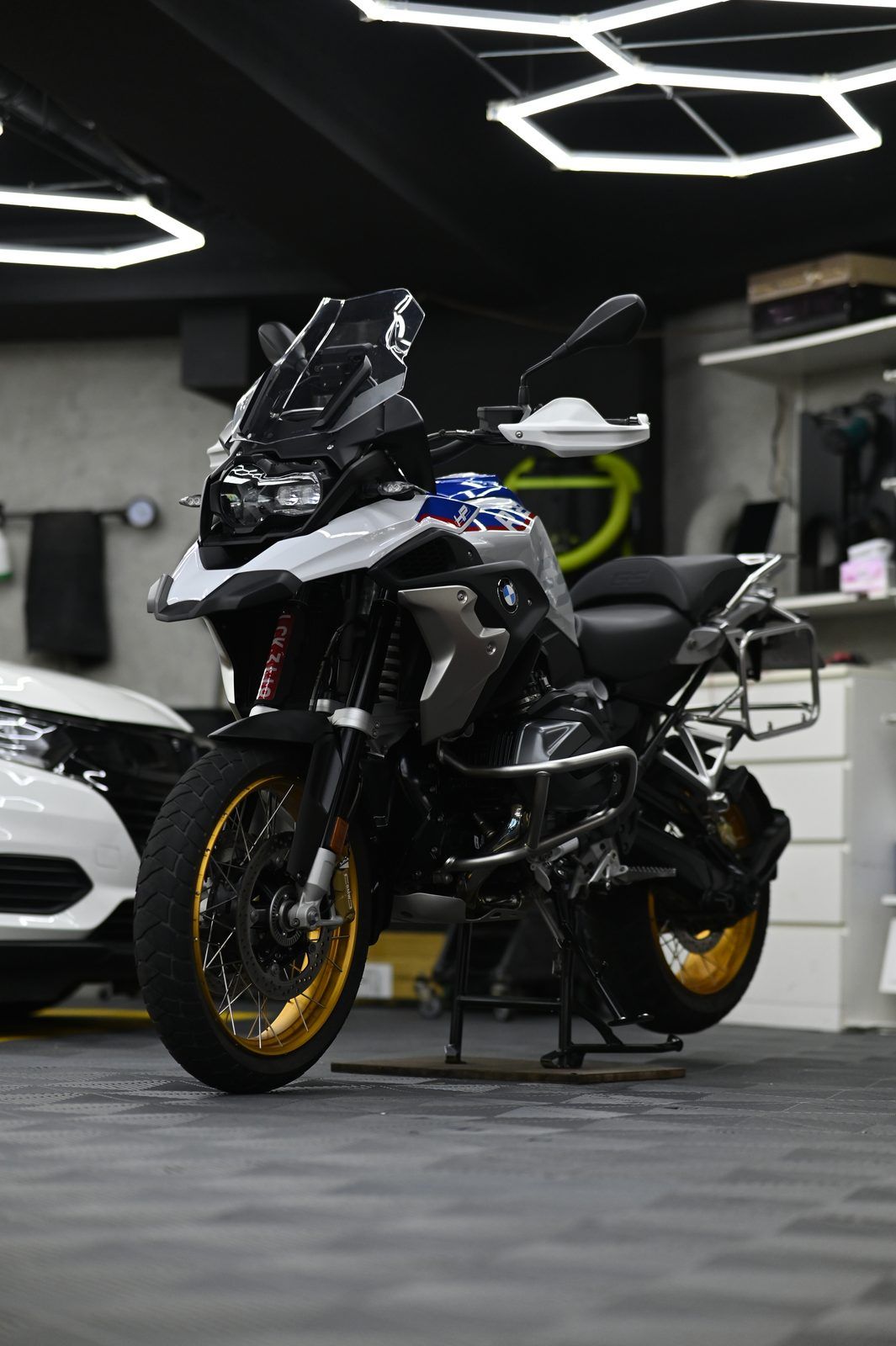 BMW 機車美容完工與細節實拍 第 5 張（共 7 張）——捷匠淡水旗艦店施工實錄