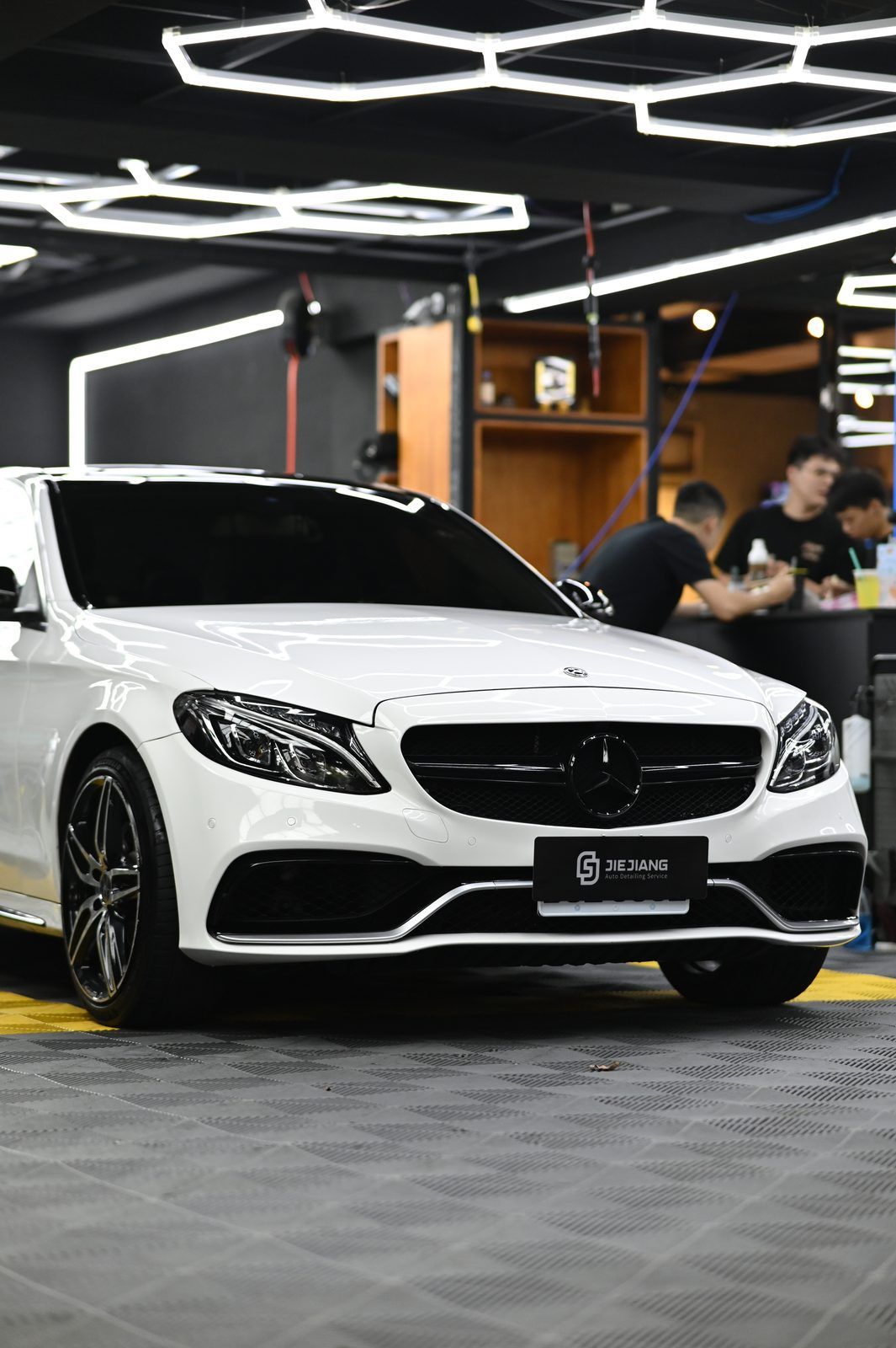 Mercedes-Benz C63 漆面鍍膜完工與細節實拍 第 1 張（共 7 張）——捷匠淡水旗艦店施工實錄