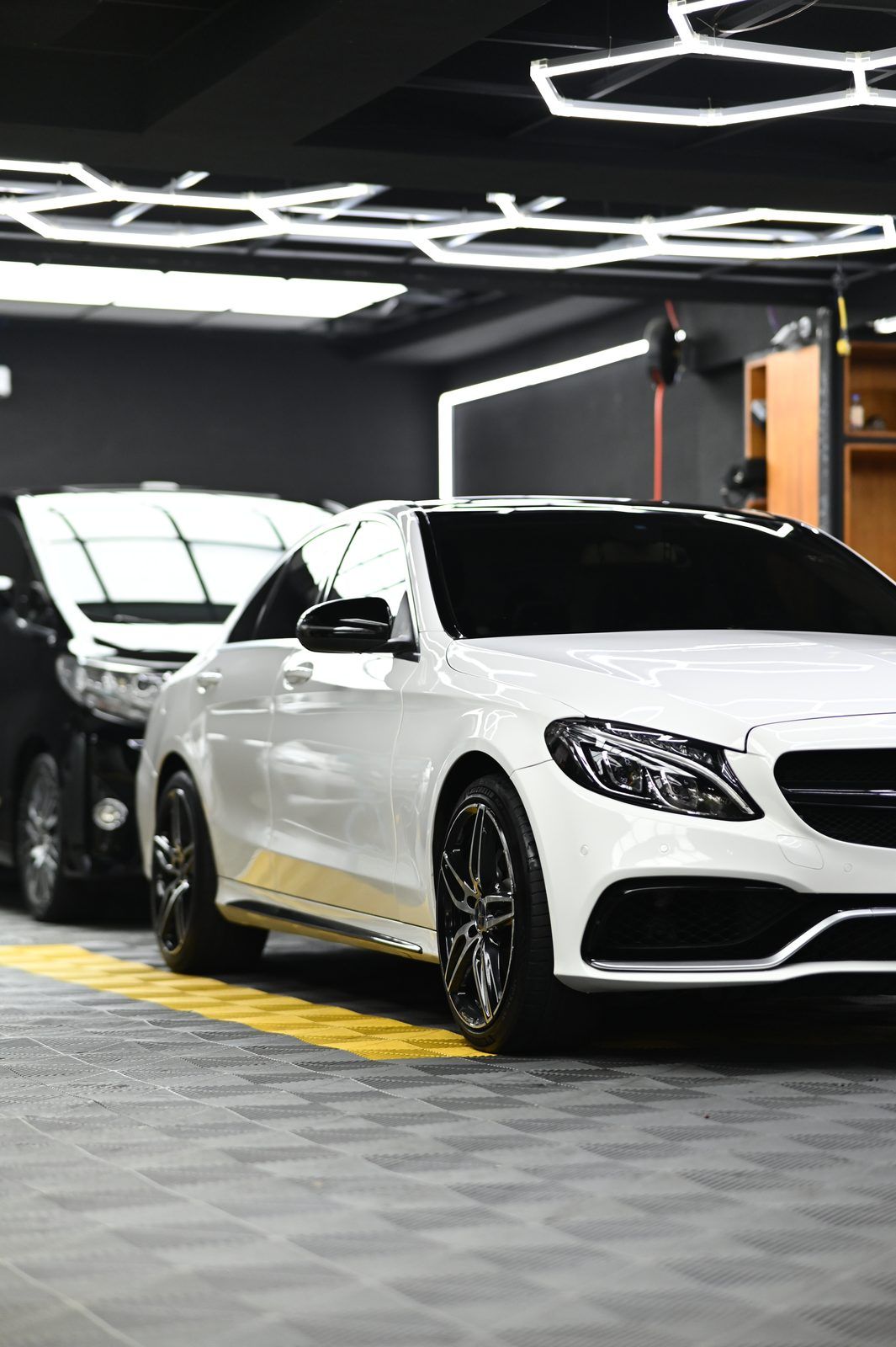 Mercedes-Benz C63 漆面鍍膜完工與細節實拍 第 2 張（共 7 張）——捷匠淡水旗艦店施工實錄