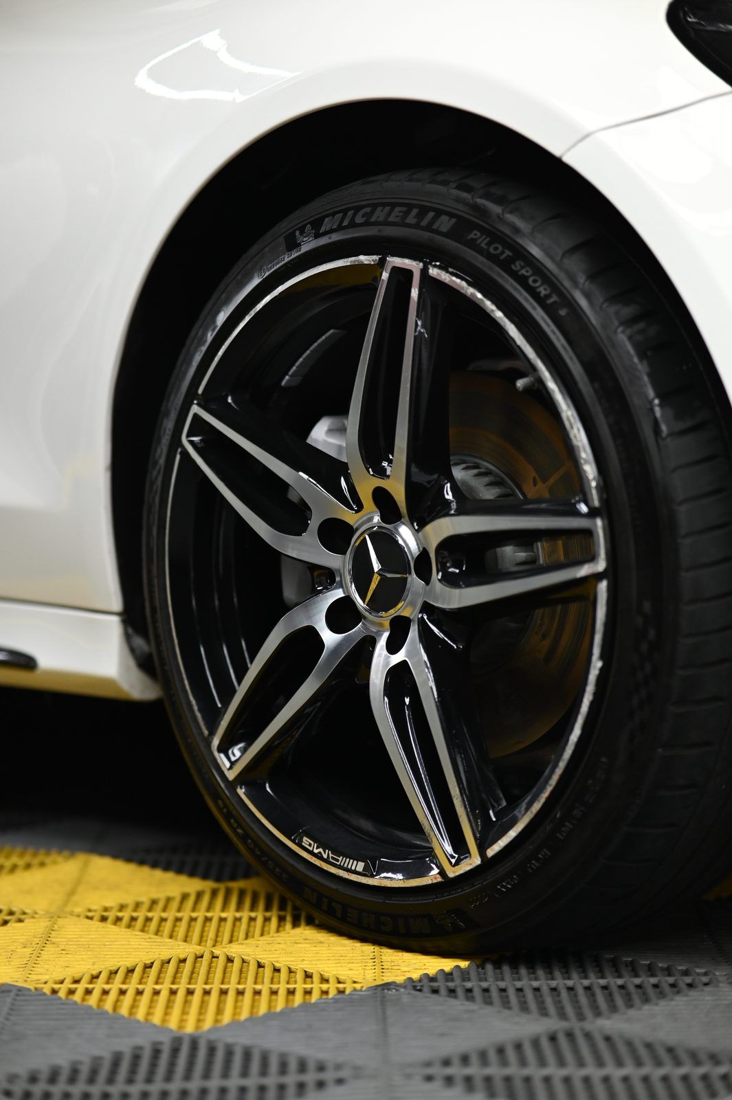 Mercedes-Benz C63 漆面鍍膜完工與細節實拍 第 4 張（共 7 張）——捷匠淡水旗艦店施工實錄