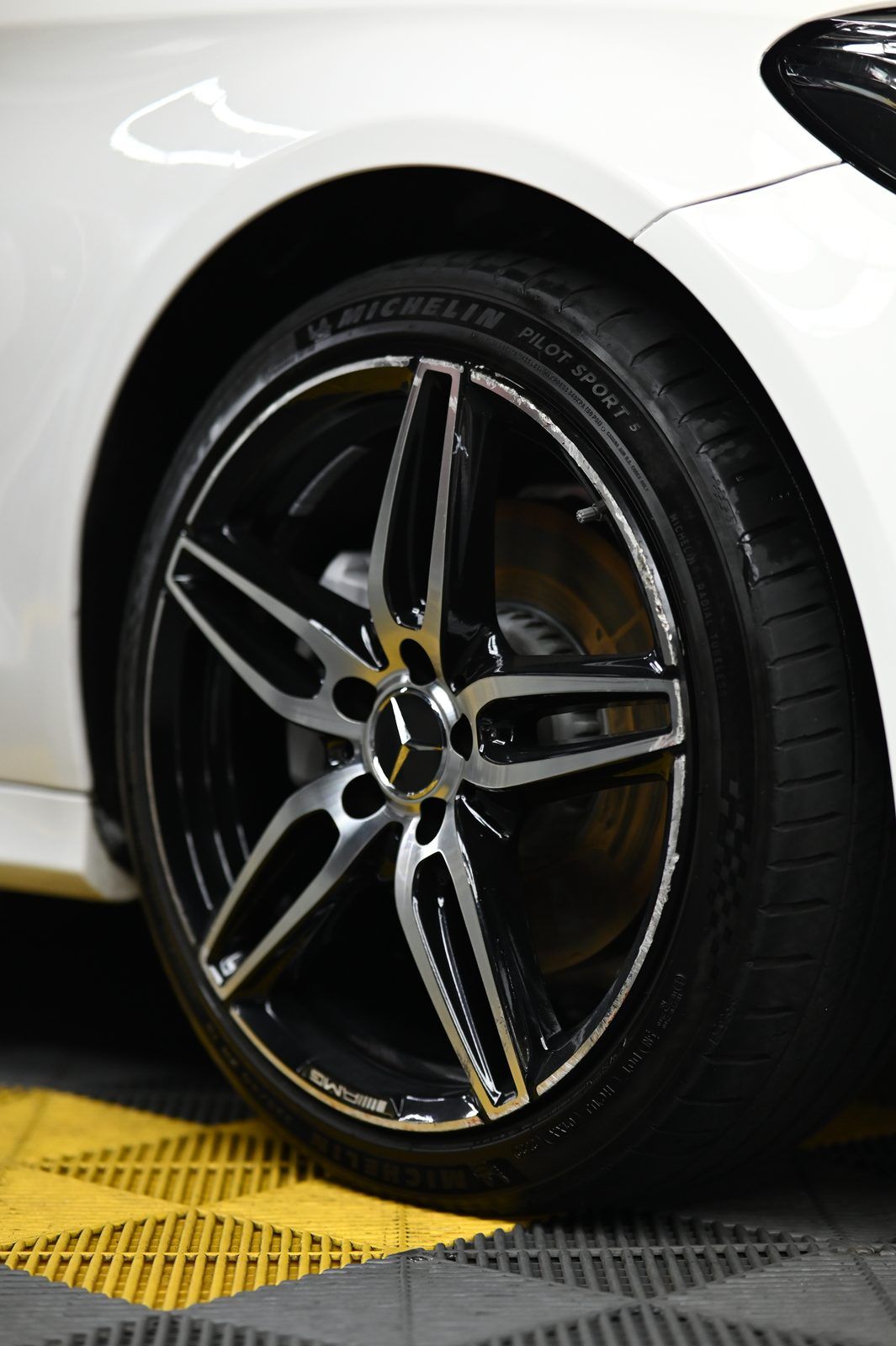 Mercedes-Benz C63 漆面鍍膜完工與細節實拍 第 5 張（共 7 張）——捷匠淡水旗艦店施工實錄