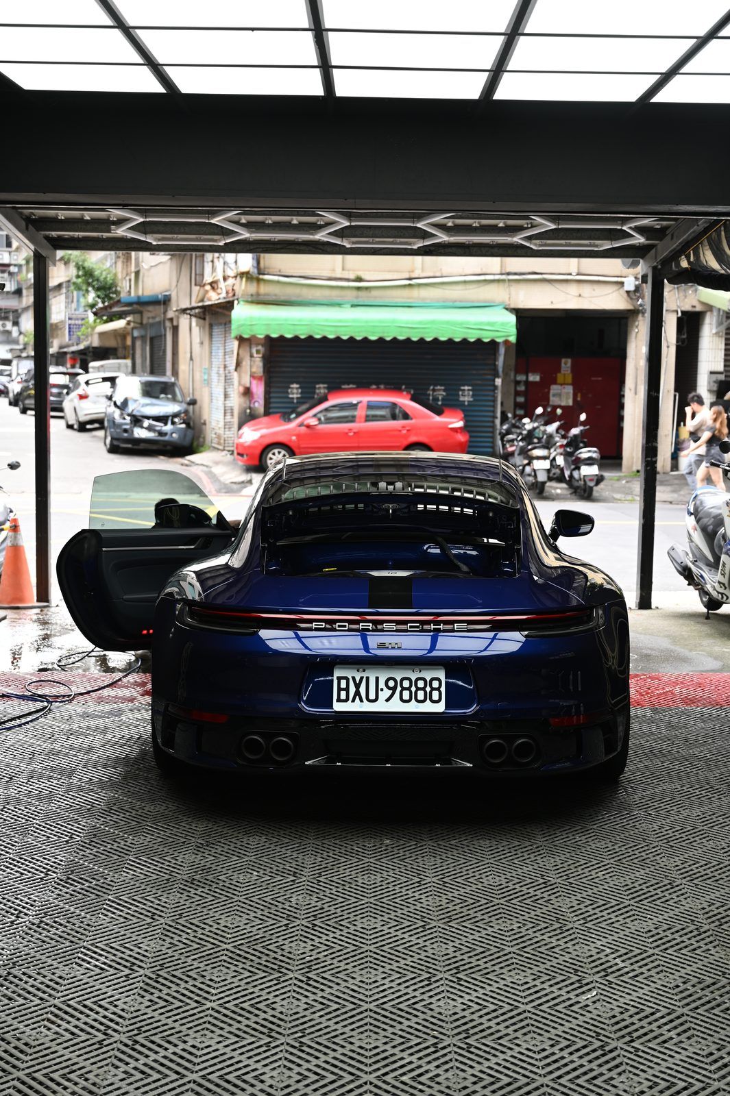 Porsche 911 漆面鍍膜完工與細節實拍 第 1 張（共 7 張）——捷匠北投店施工實錄