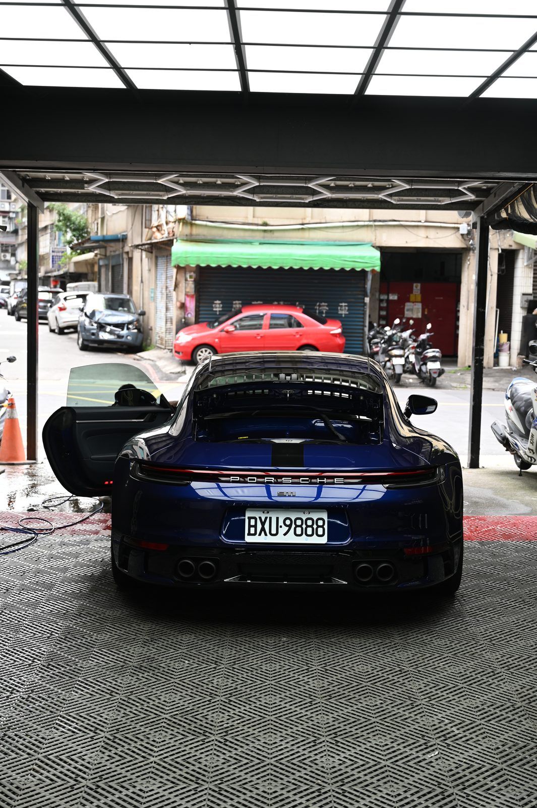 Porsche 911 漆面鍍膜完工與細節實拍 第 2 張（共 7 張）——捷匠北投店施工實錄